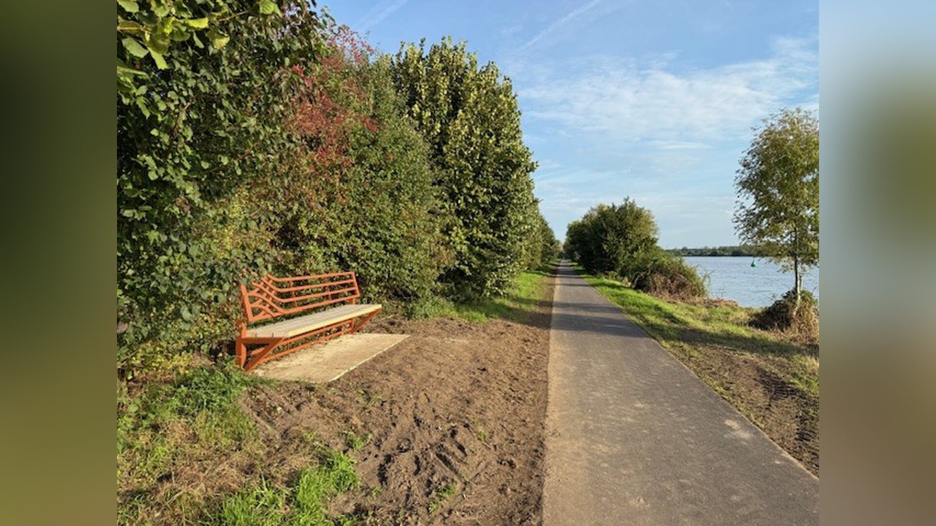 Bankjes, rekken en picknicksets in Maasheggenstijl