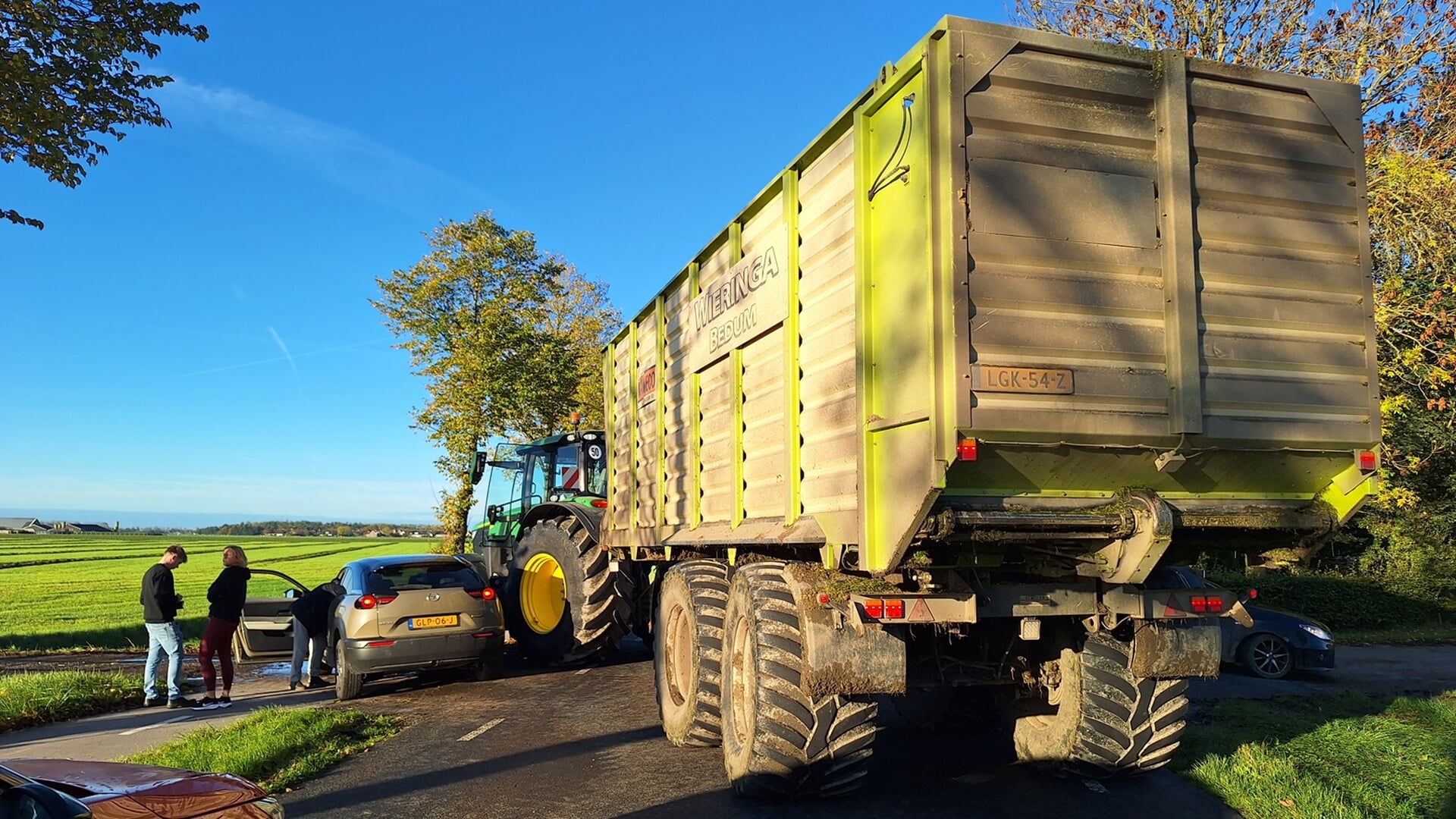 Auto en trekker botsen bij Bedum