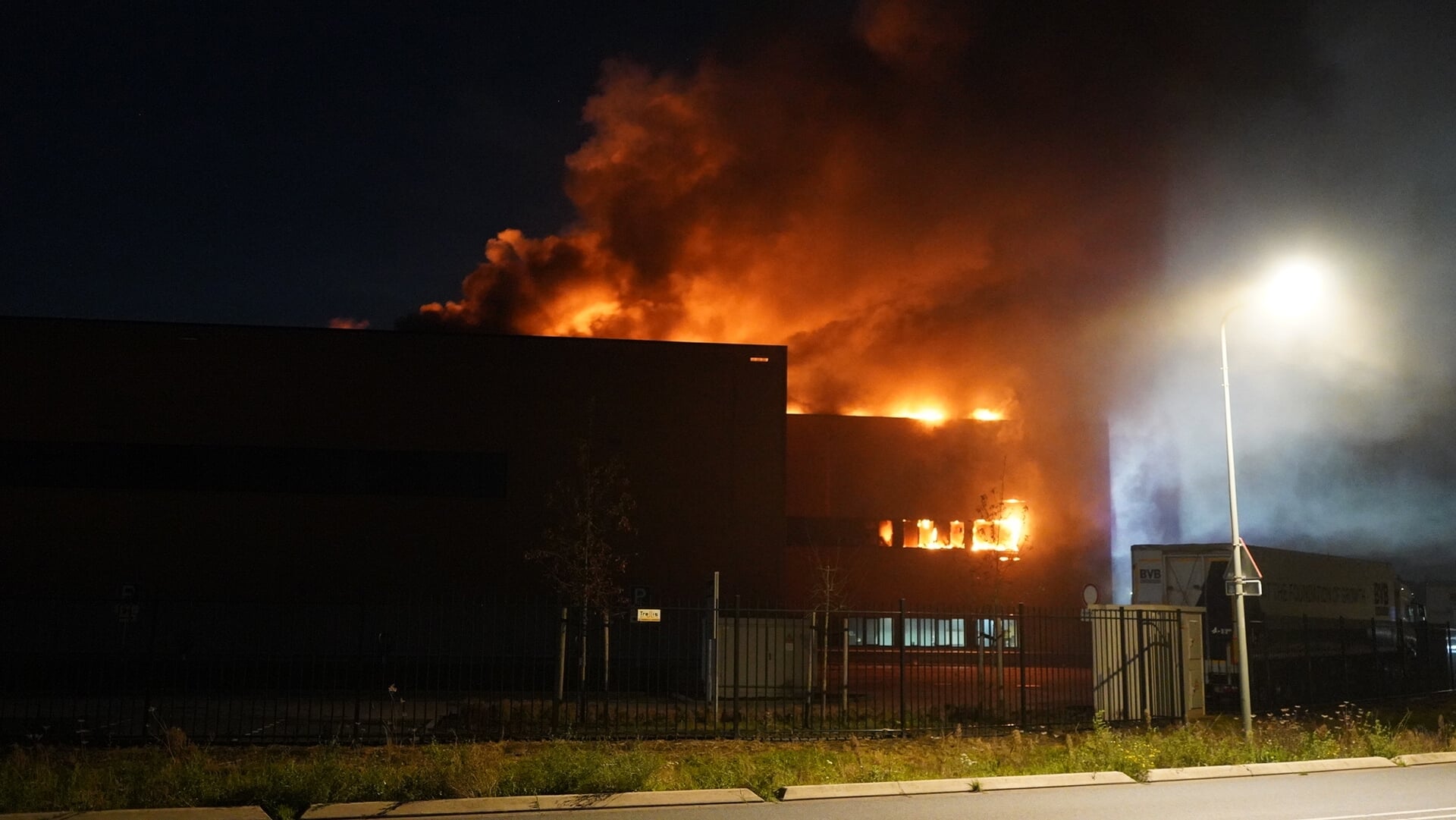 Grote uitslaande brand bij bedrijfspand in Wanssum