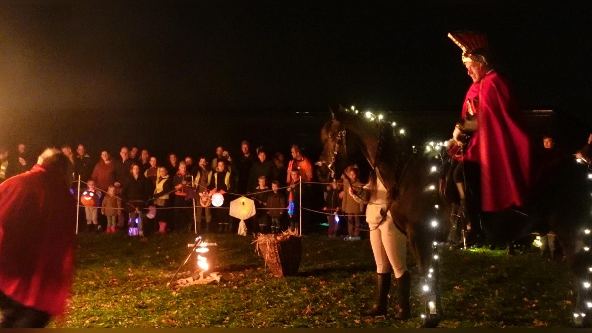 Vuur, liedjes en lichtjes kleuren de avond in Wellerlooi