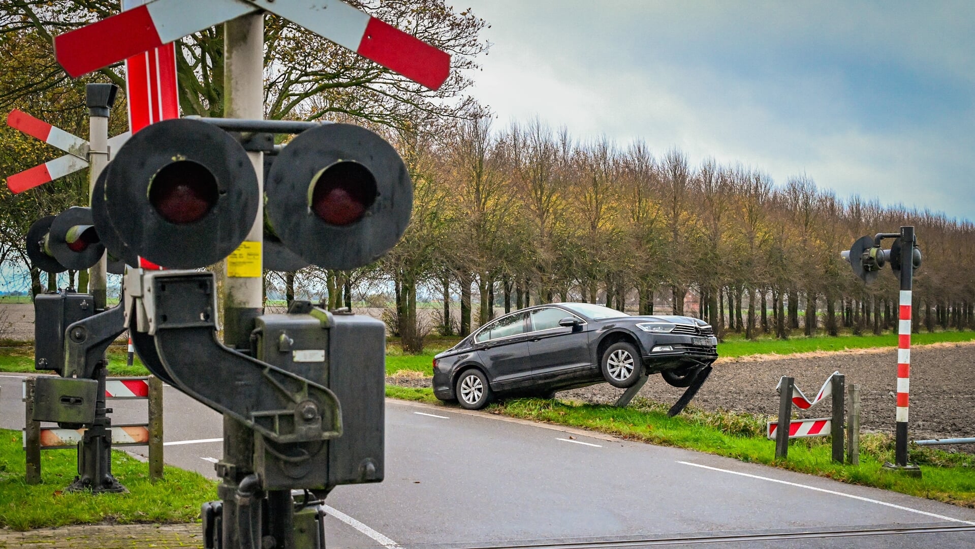 Auto van de weg bij Stedum
