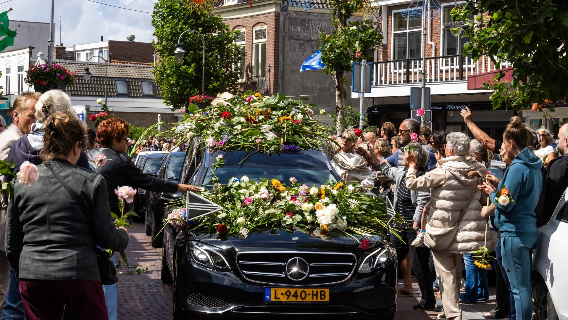 Emotionele laatste groet aan overleden dorpsgenoot - De Zandvoortse Courant