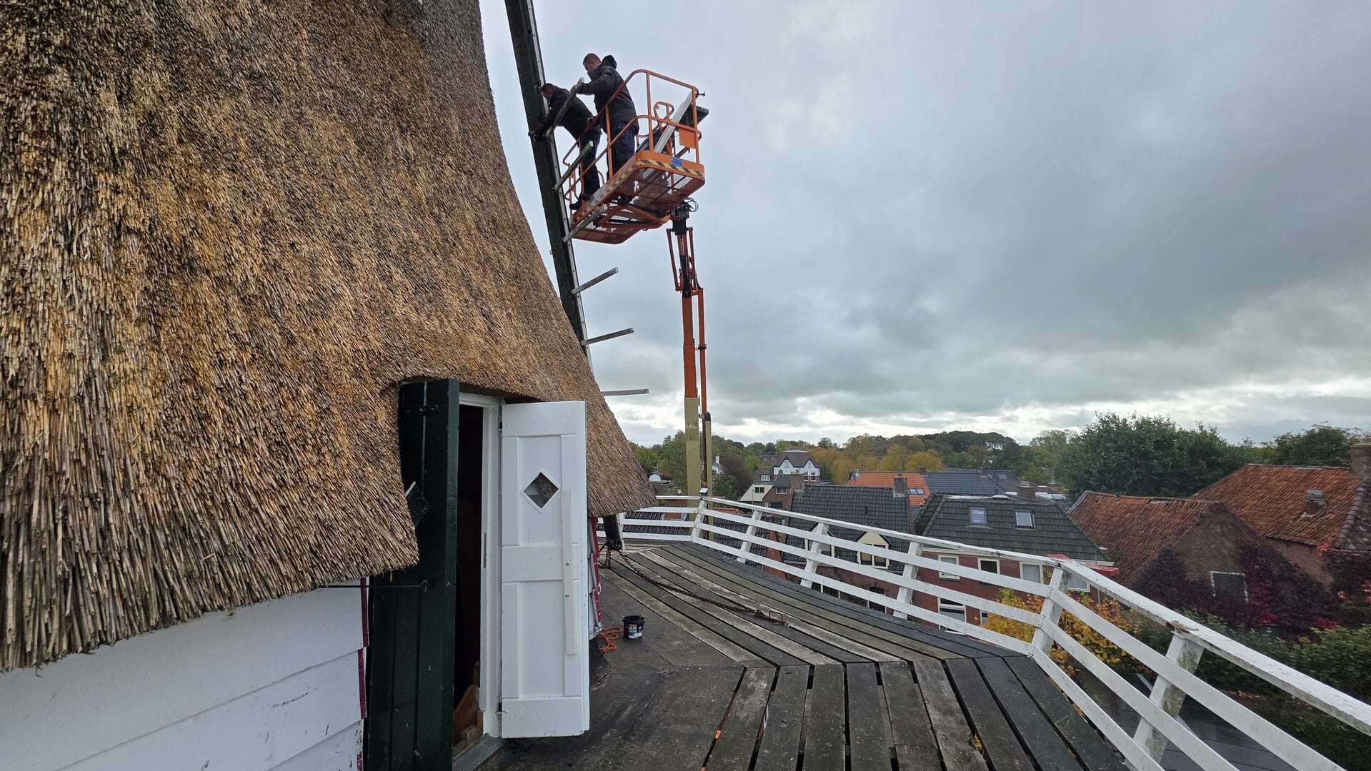Onderhoud aan wieken van molen De Vriendschap