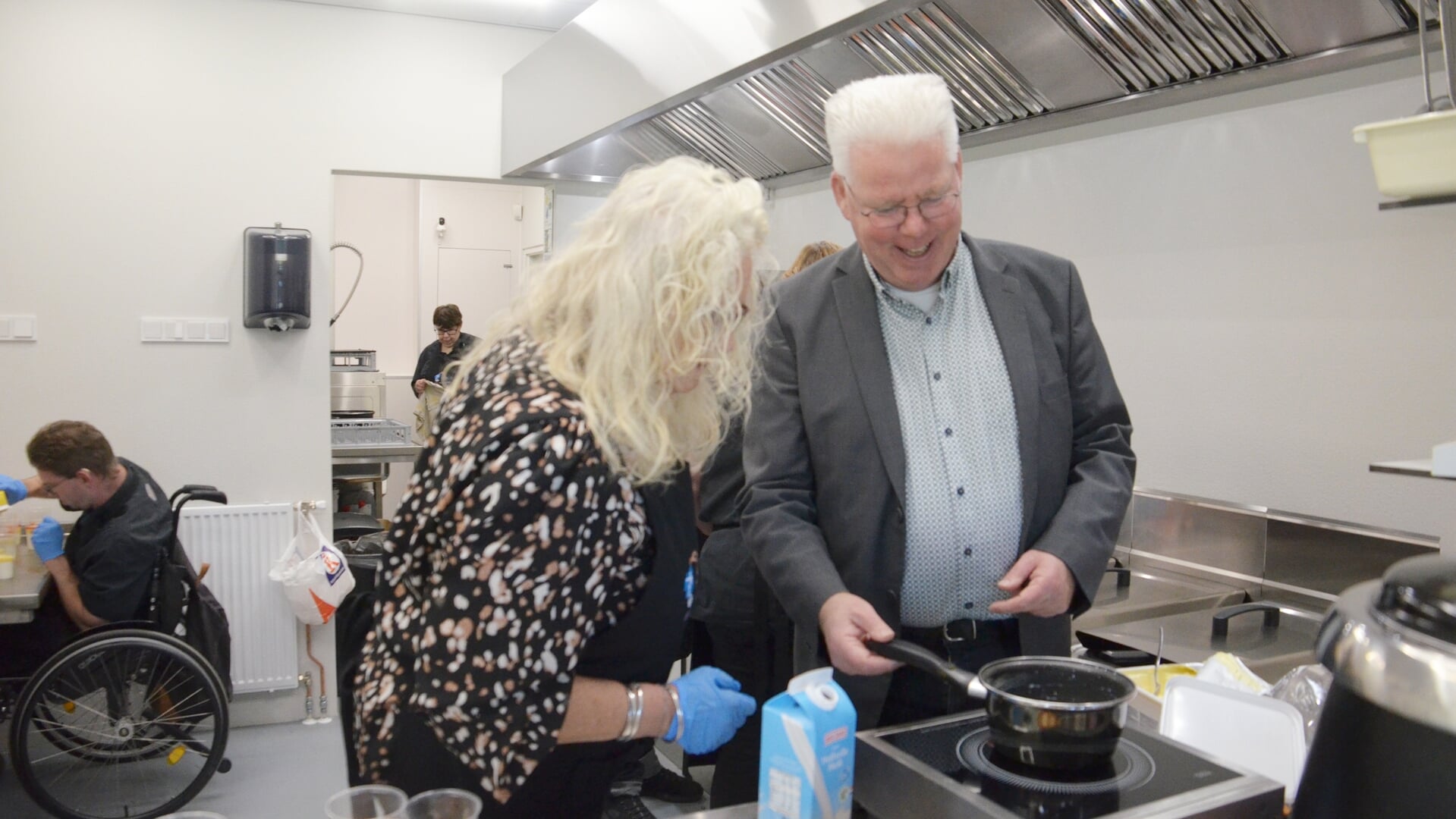 Voetbalvereniging SJS en Cosis nemen aangepaste keuken in gebruik