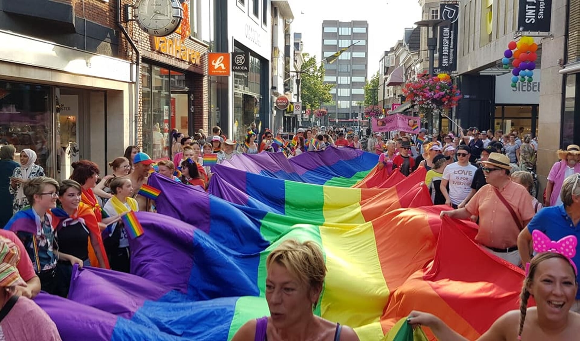 Pride Walk 033: ‘Een kleurrijke en feestelijke demonstratie’ - Nieuws ...