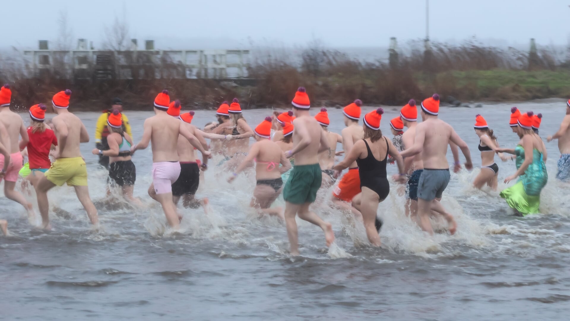 Nieuwjaarsduik in Heeg telt meer dan honderd deelnemers