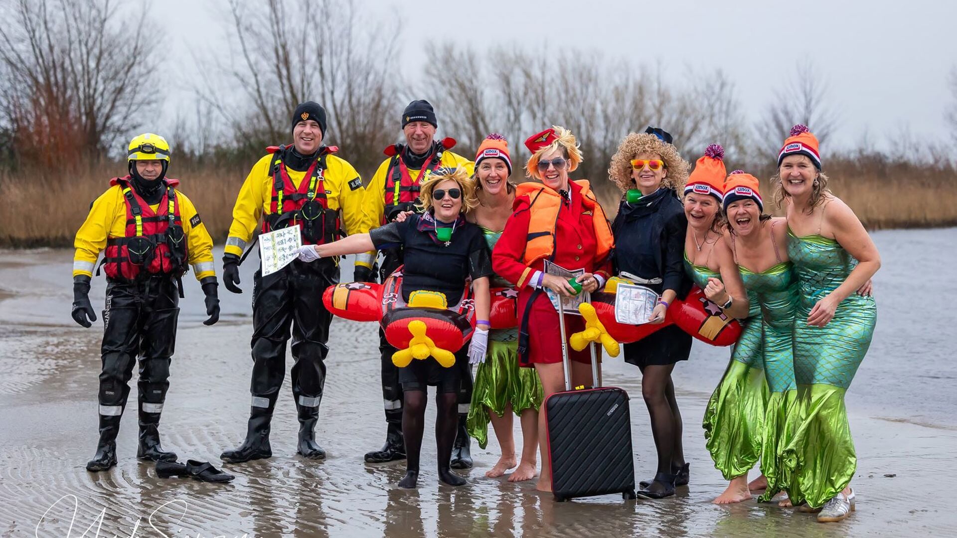 Nieuwjaarsduik in Heeg trekt 120 deelnemers ondanks harde wind