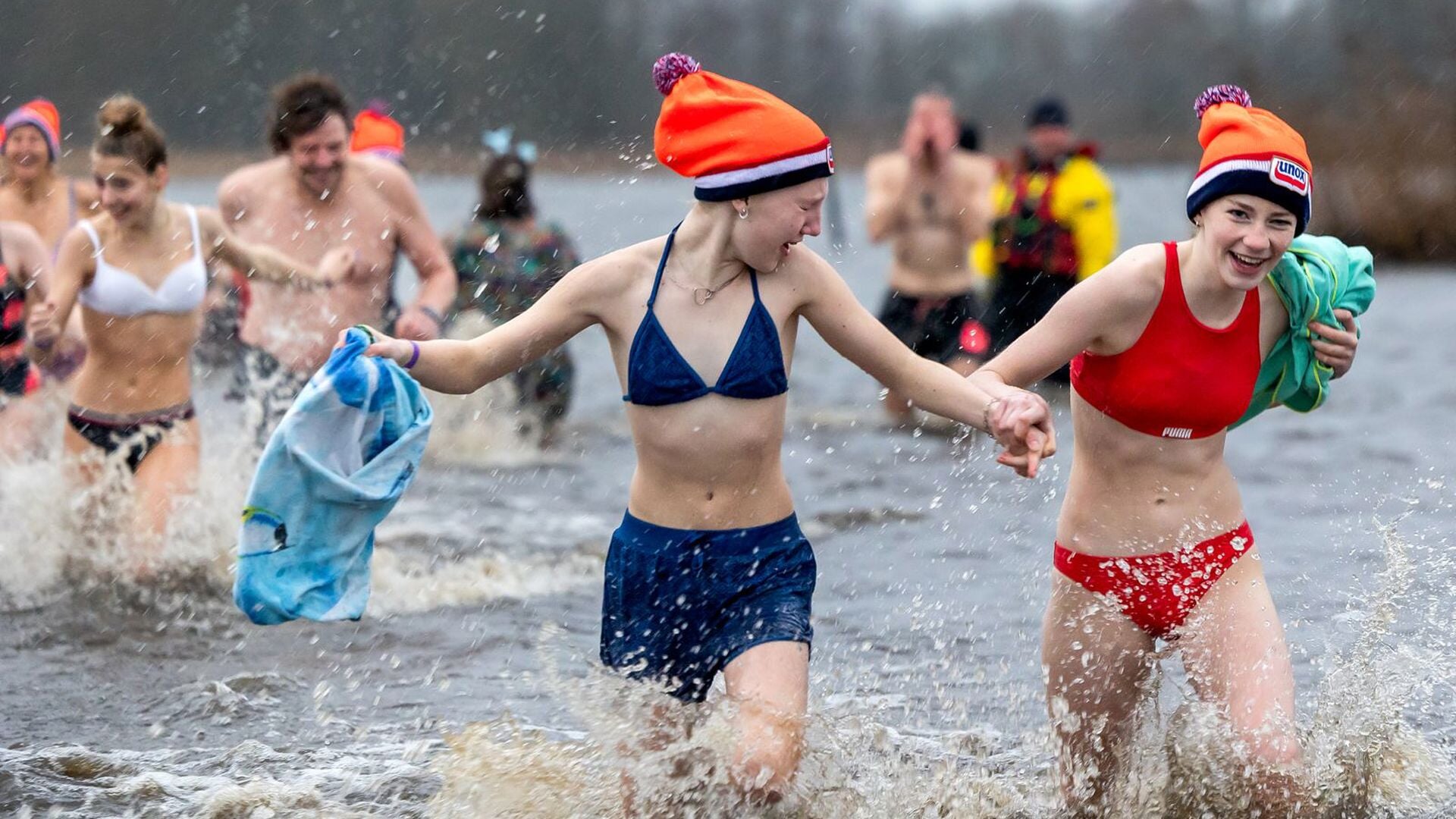 “Het Geeft Een Kick!” Chayenna (13) en Jamie-Lynn (14) bij nieuwjaarsduik in Heeg
