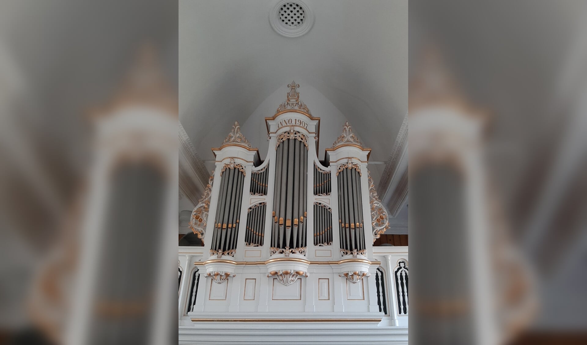Organist Theo Jellema bespeelt het gerestaureerde orgel Offingawier