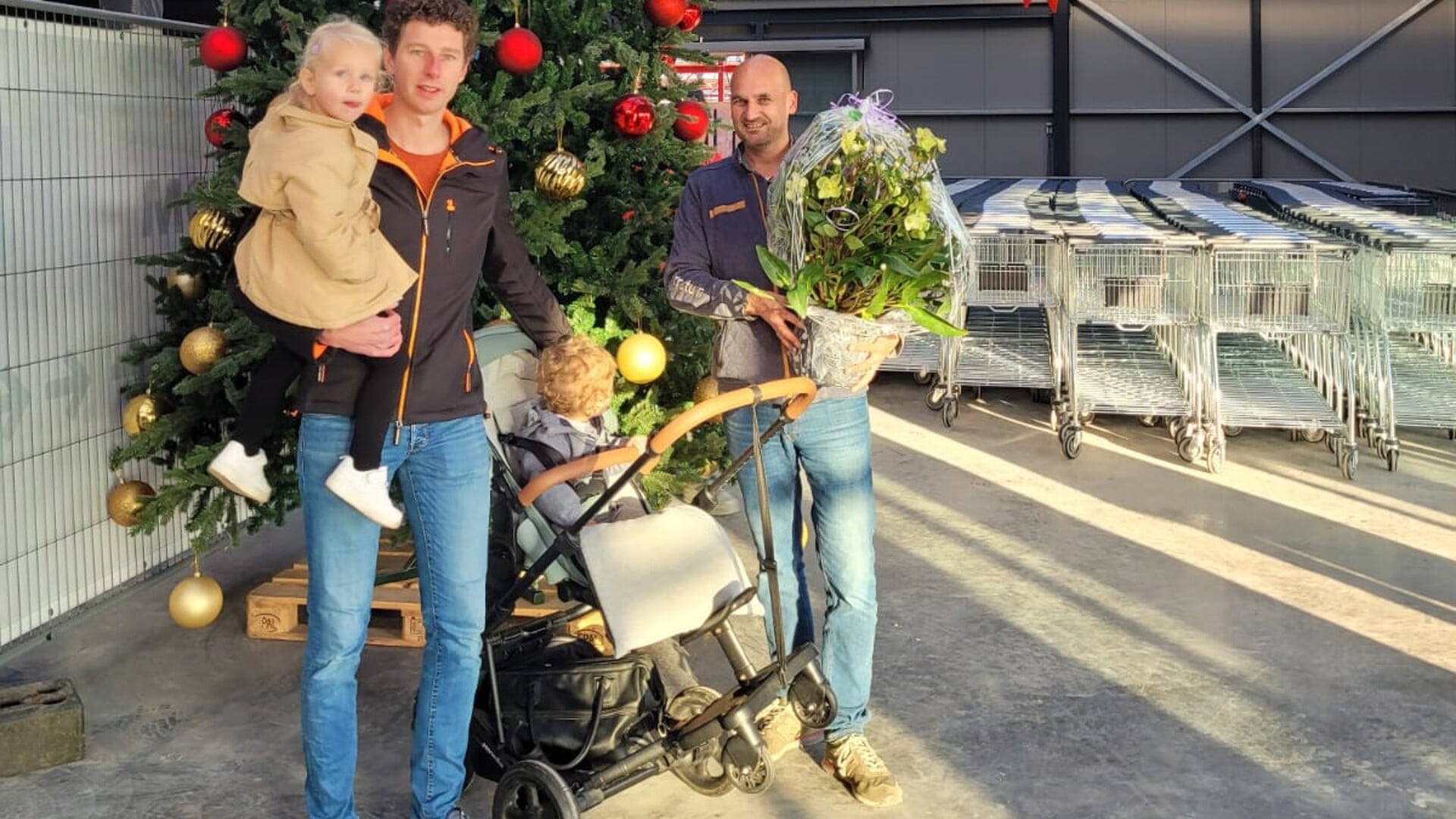 Eerste klant verwelkomd door nieuwe entree Intratuin - Adverteren ...