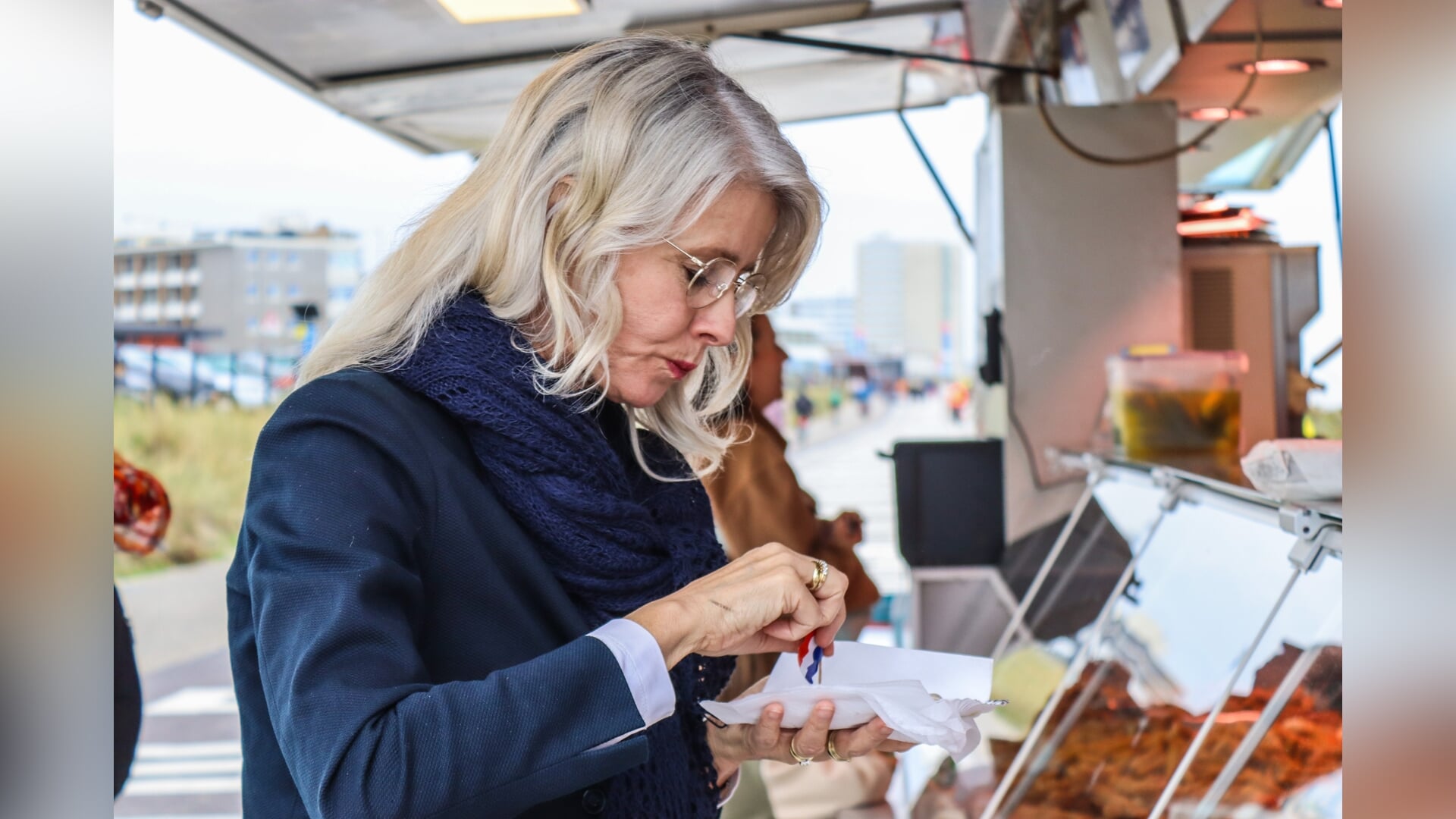 Mona Keijzer kwam broodje paling eten in Zandvoort