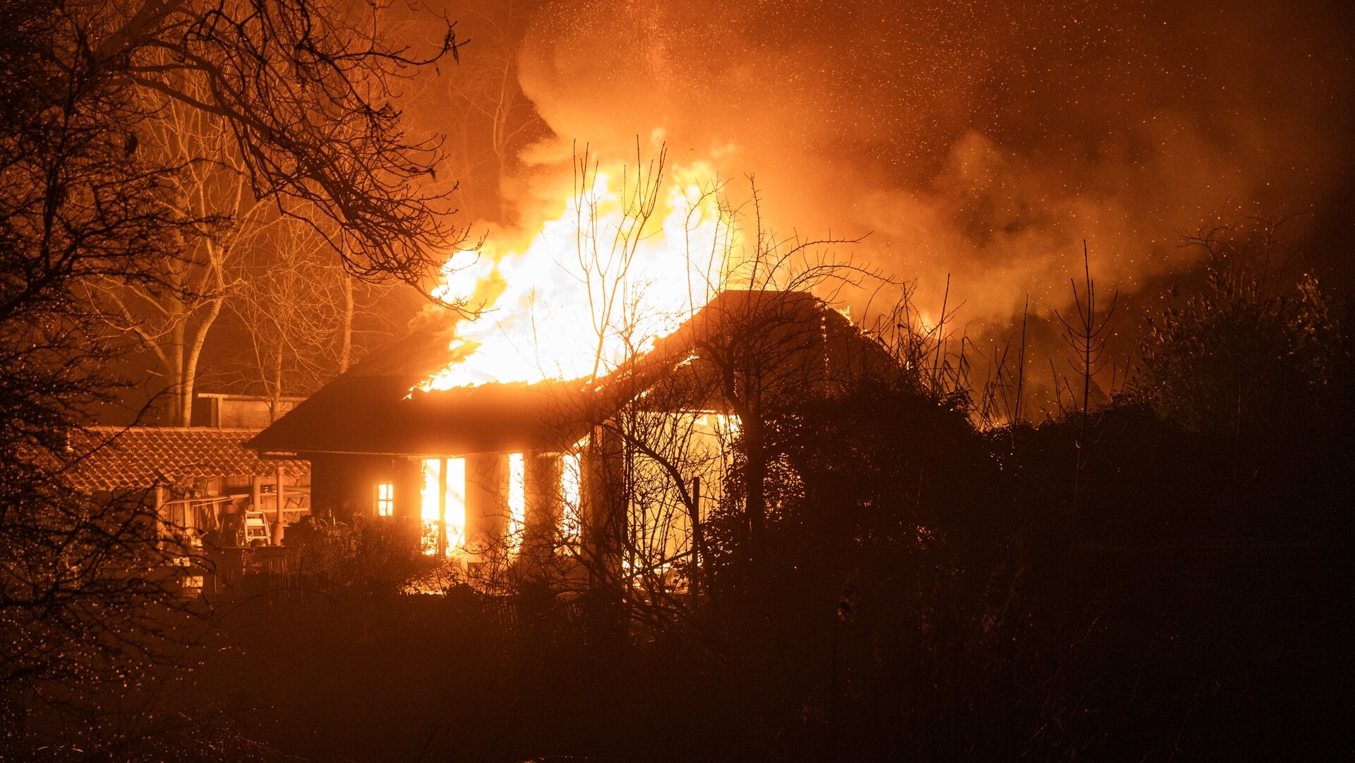 Woning verwoest door felle brand in Makkum