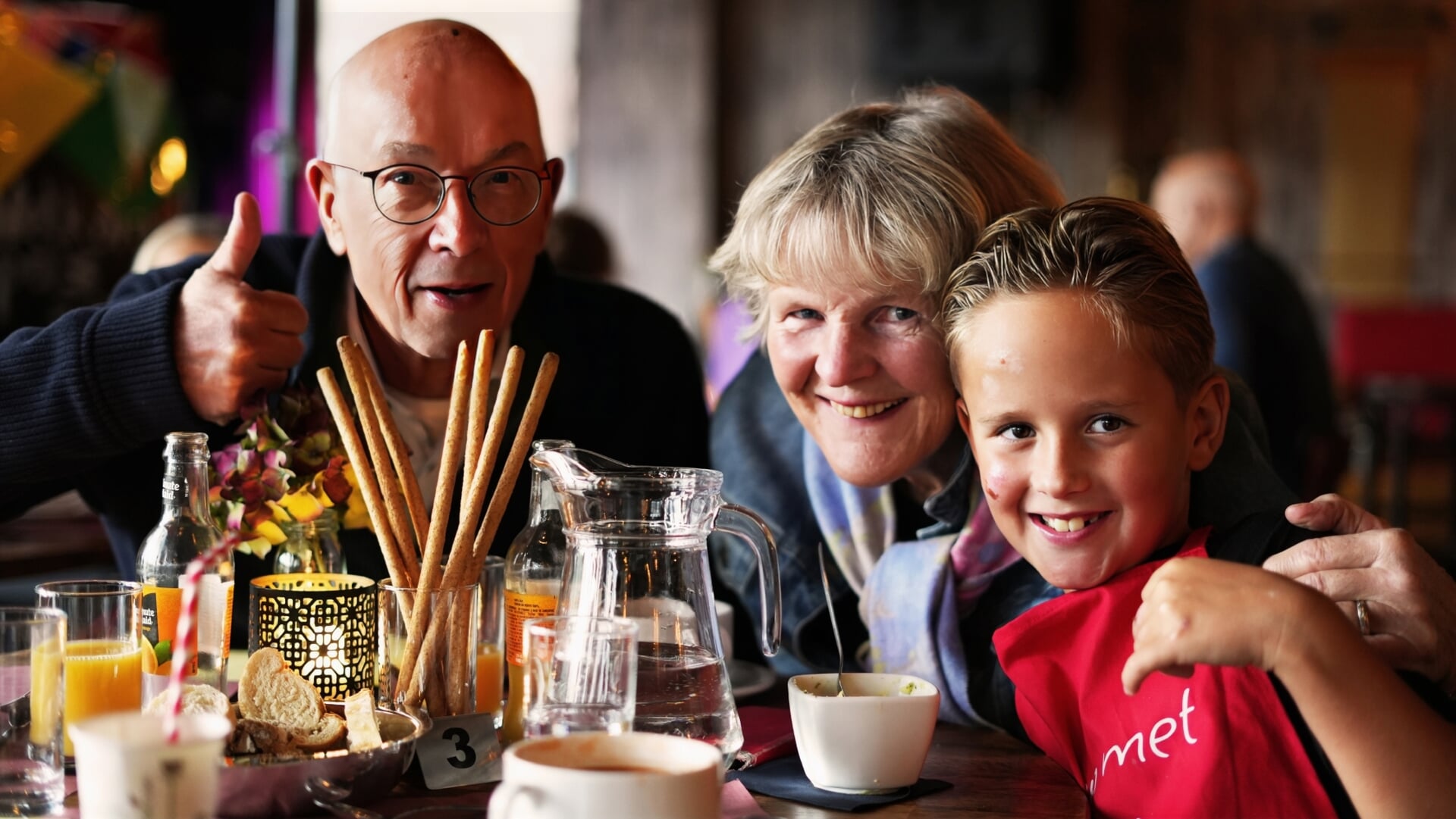 Kleinkinderen koken met liefde voor hun opa en oma