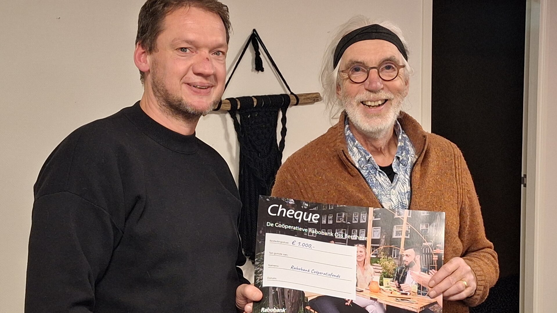 IVN-Bernheze ontvangt cheque