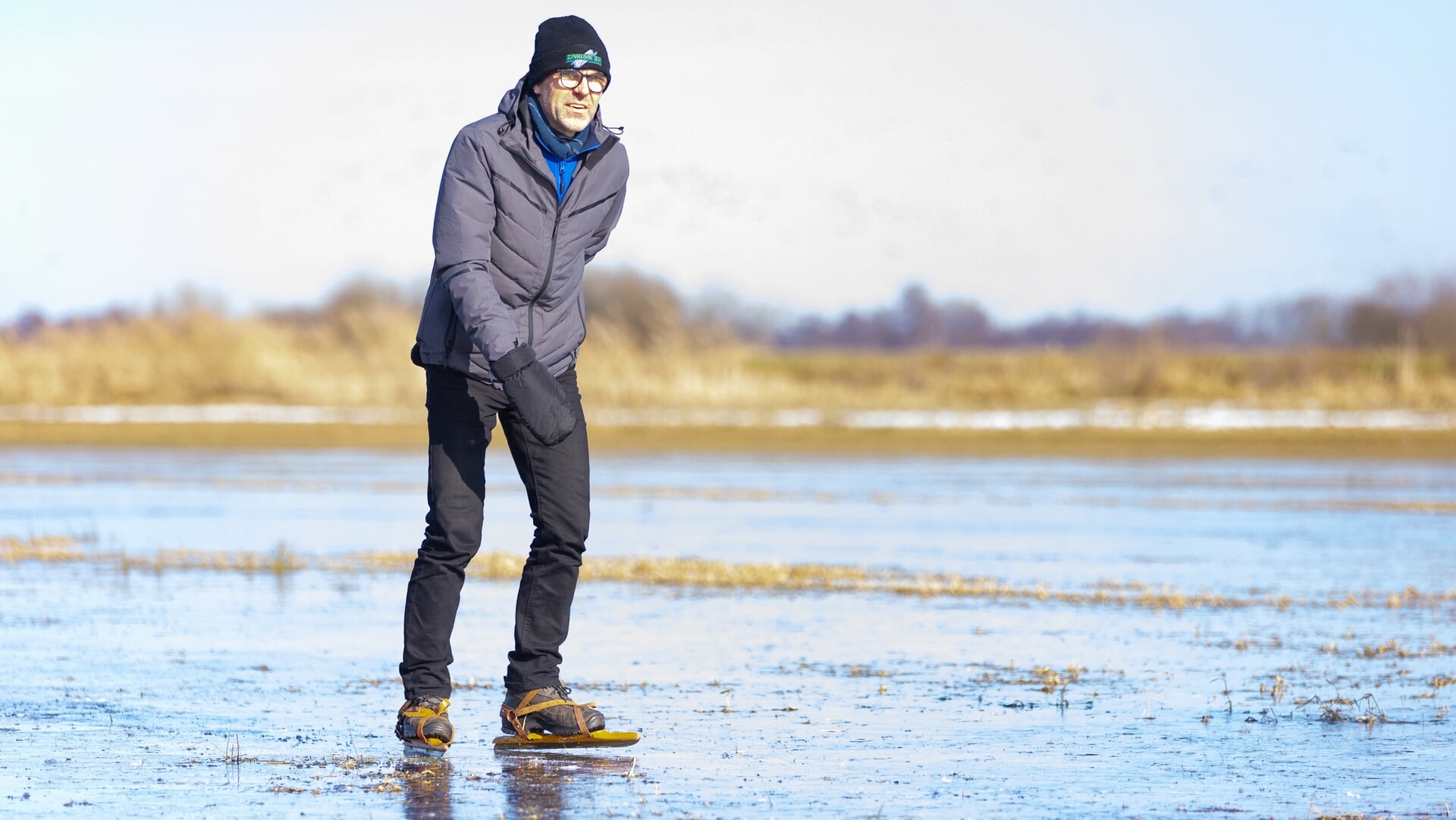 Schaatsen op houtjes van overleden schoonvader bij De Veenhoop