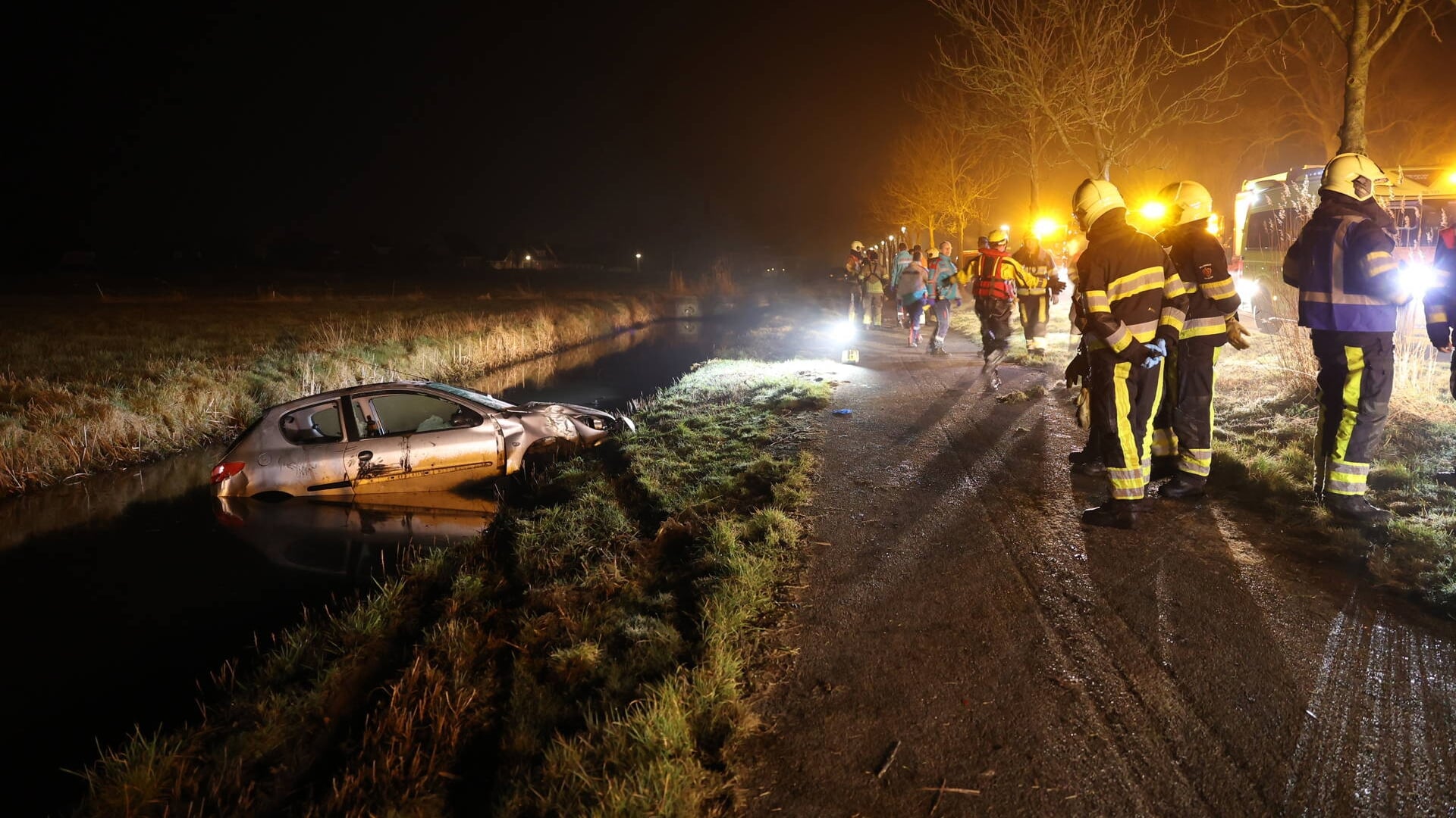 Auto komt in sloot terecht bij Nijland