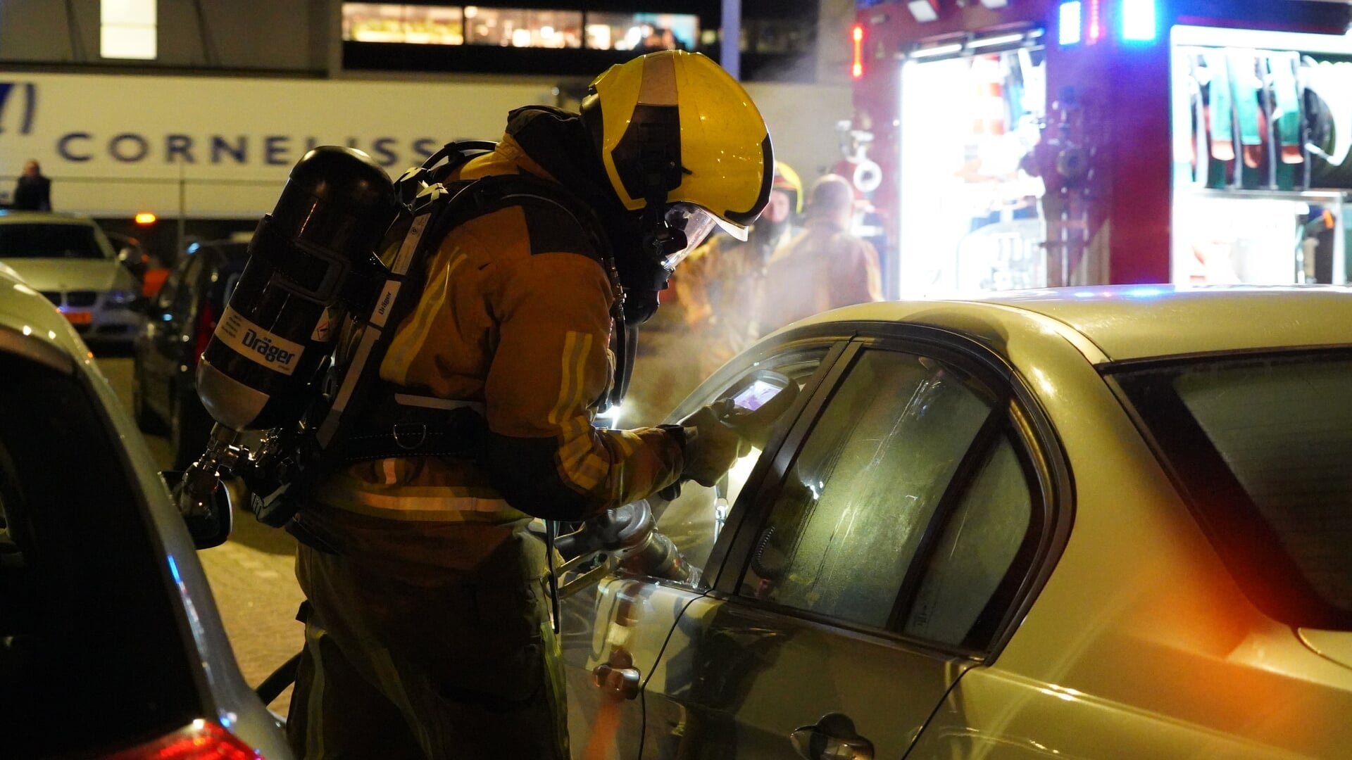 Geparkeerde auto staat vol rook