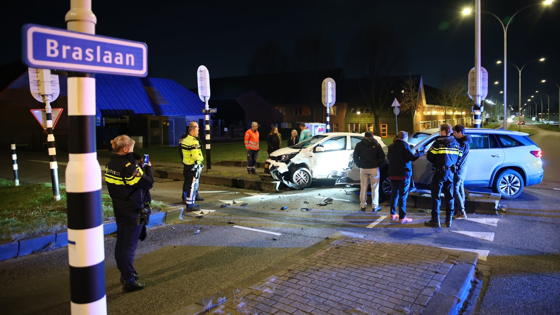 Veel schade na aanrijding op kruispunt Braslaan Nootdorp