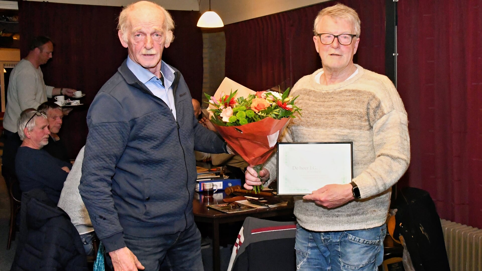 Thewes kiekt: afscheid Jan Buitenga als secretaris KV De Oorsprong