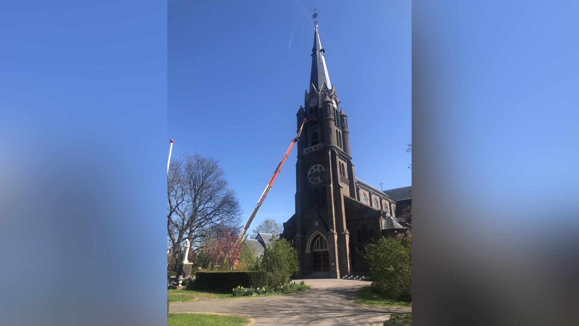 Schilderwerk op grote hoogte bij kerk in Nootdorp