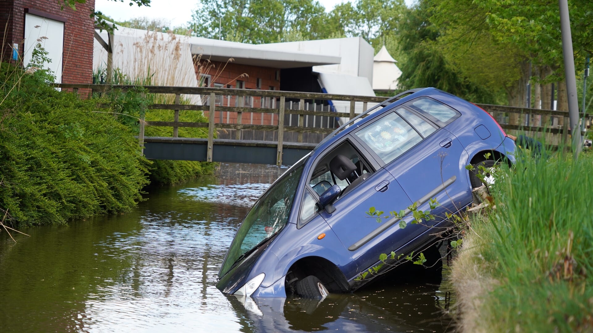 Auto te water langs de Waddenzee in Nootdorp