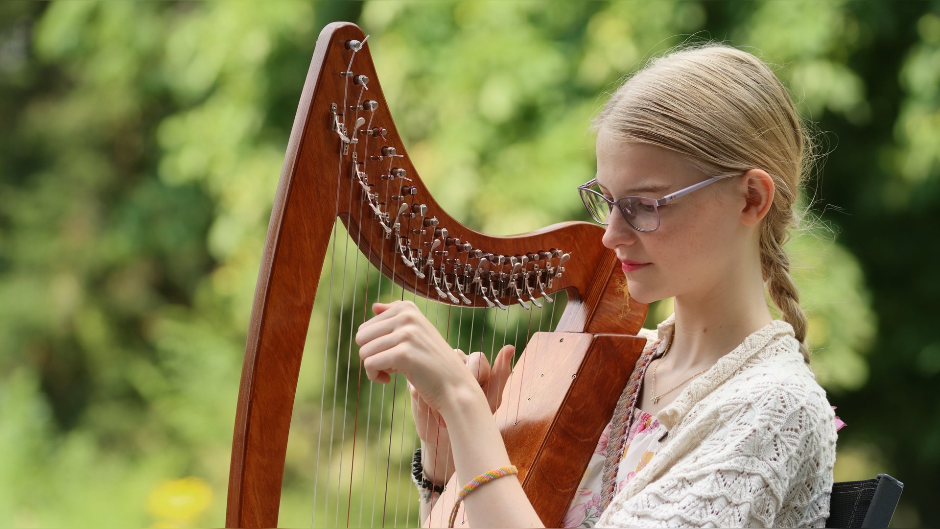 Janske-speelt-harp-in-de-openlucht