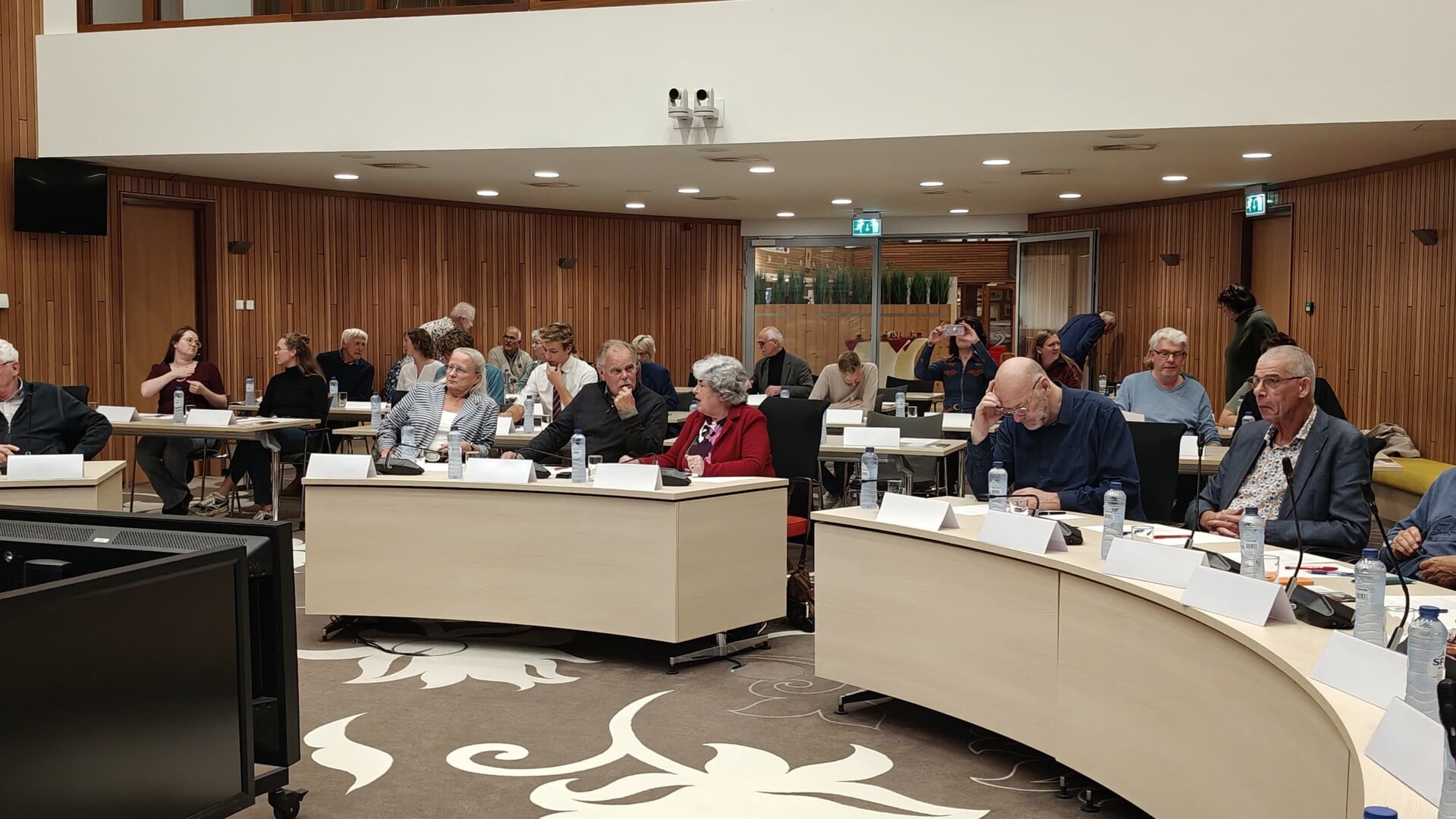 Worstelen met spelling tijdens 12e editie Groot Leiderdorps Dictee
