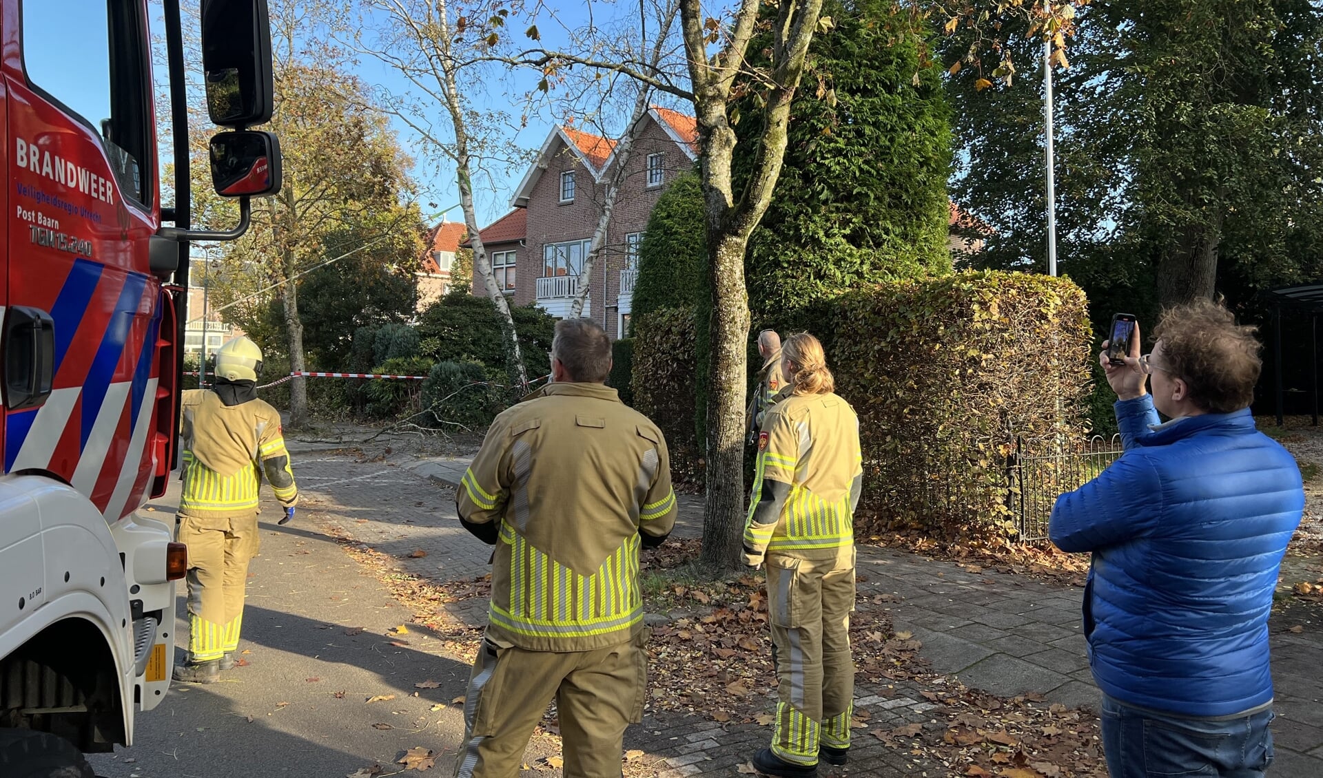 Uren bellen voor gevaarlijke boom, brandweer wil in eerste instantie geen hulp bieden