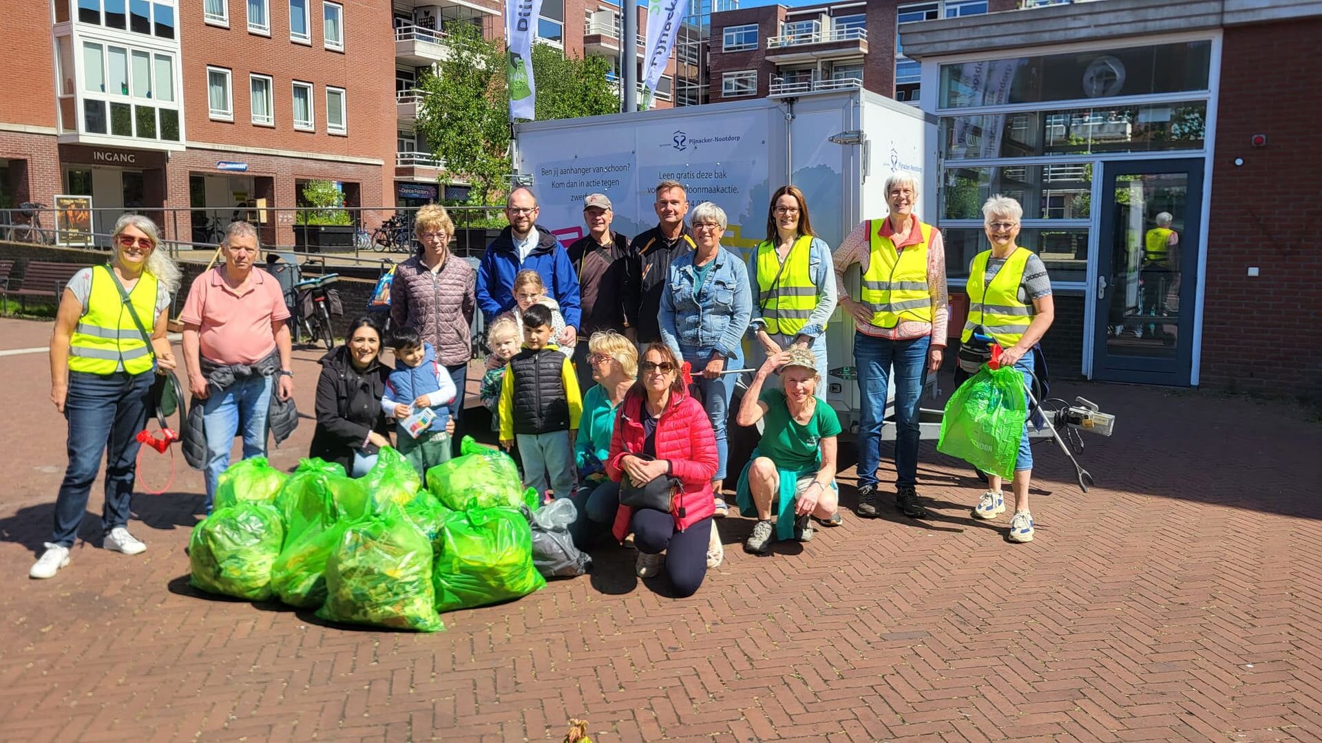 Geslaagde opschoonactie omgeving Parade