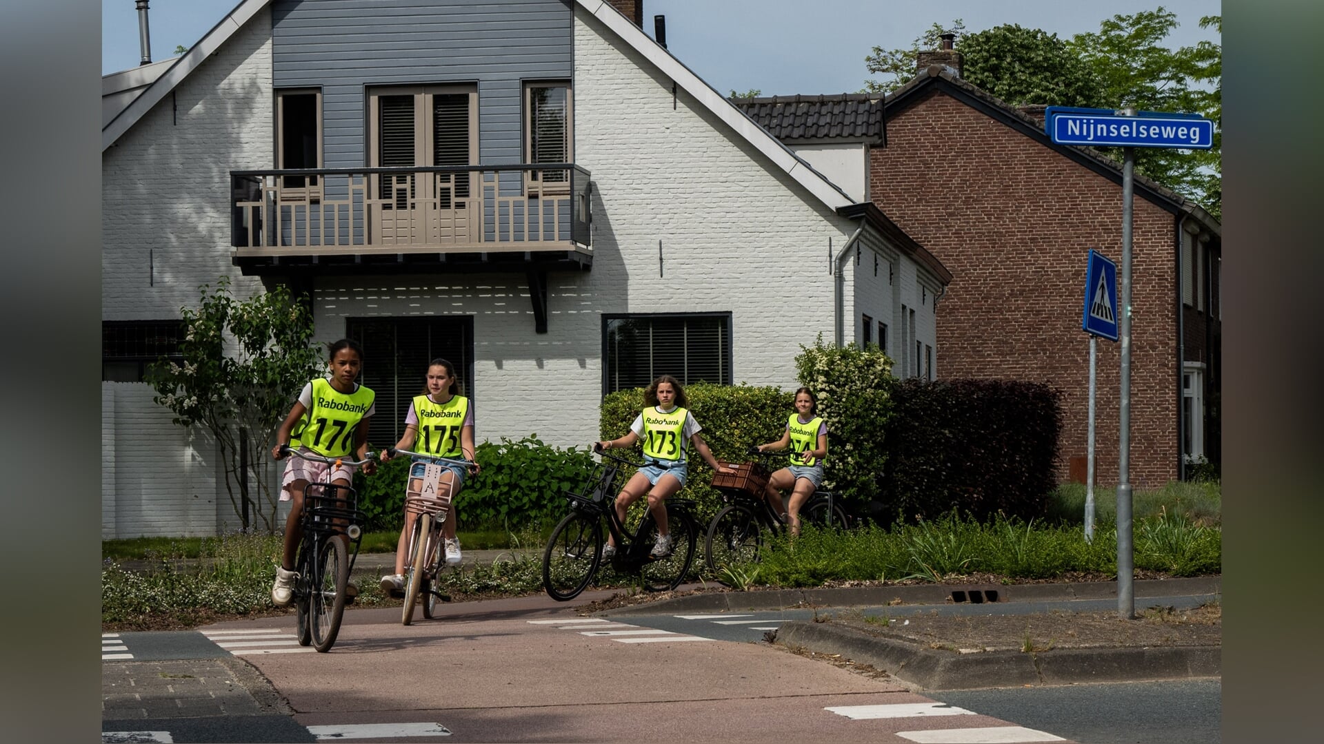 Rooise scholieren oefenen voor veilige fietstocht naar de middelbare school