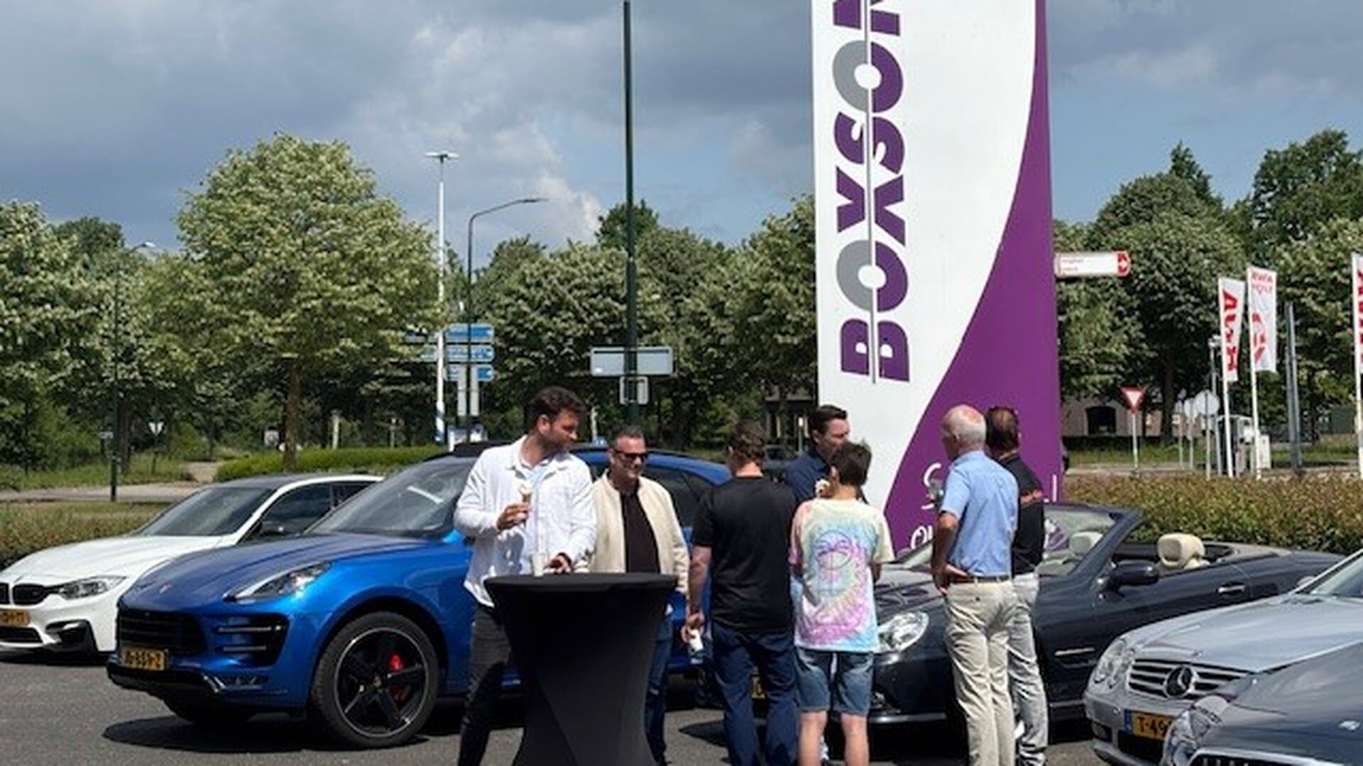 Glanzende bolides op een stralende dag