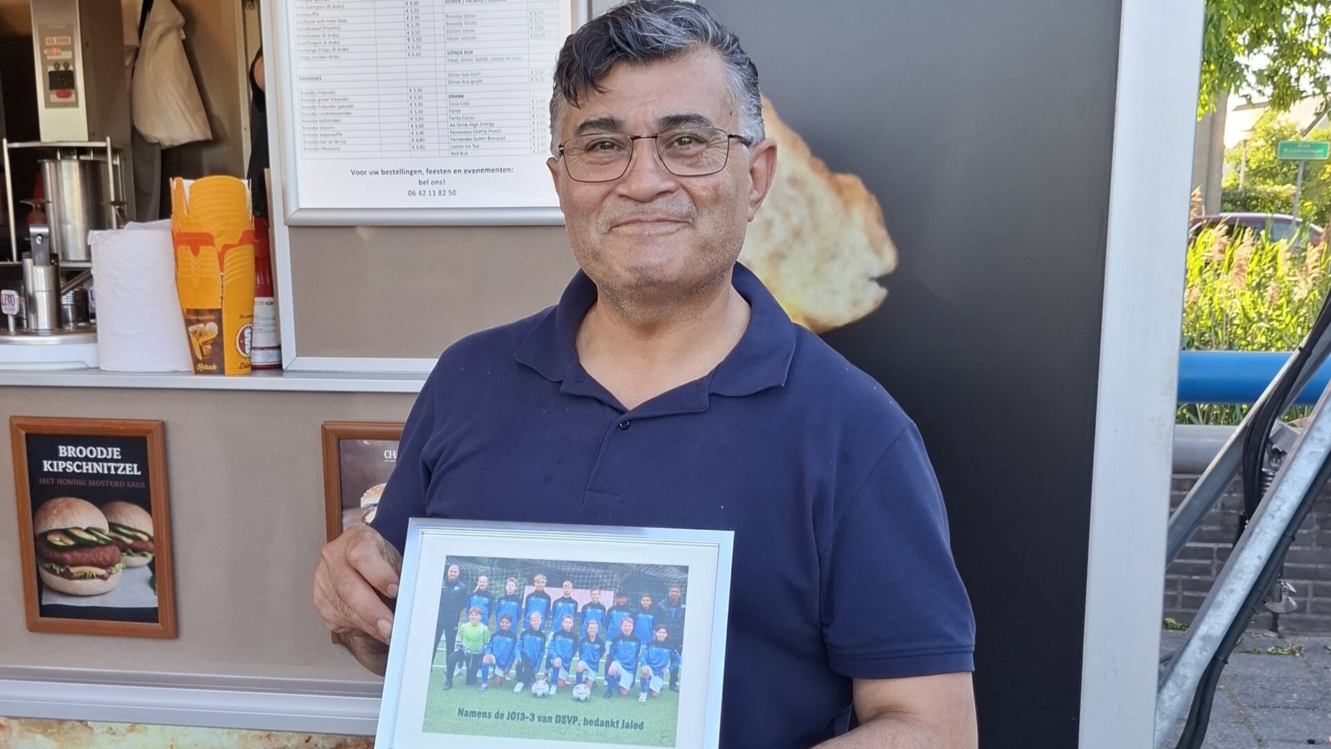 JO13-3 van DSVP dankt Jalod voor sponsorbijdrage aan trainingsvestjes