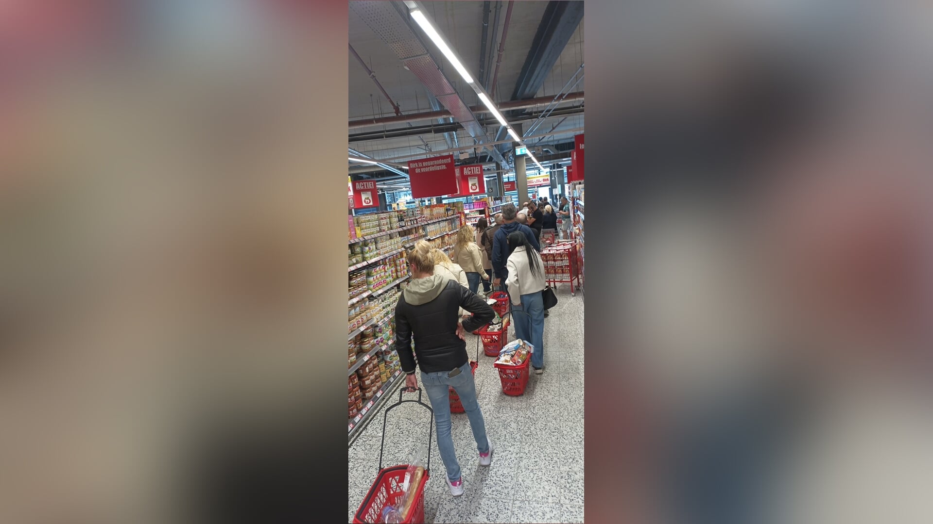 Selfscan ligt eruit bij Dirk: ouderwets gezellig in de rij - Adverteren ...
