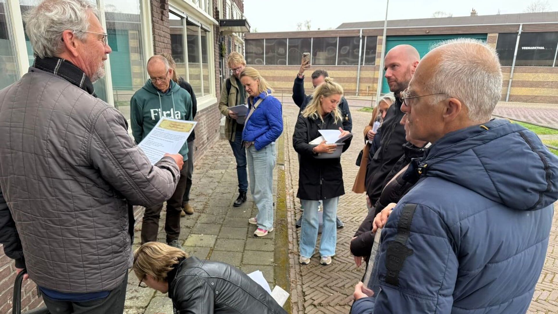 Struikelstenen Sneek blinkend schoon dankzij medewerkers Firda tijdens Identiteitsmiddag