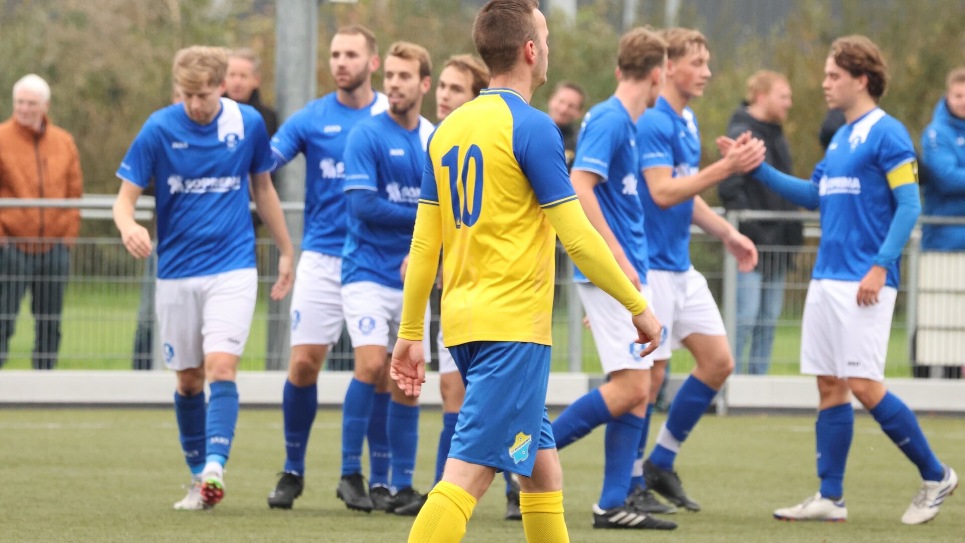 IJVC-aanhang met supportersbus naar Menaam