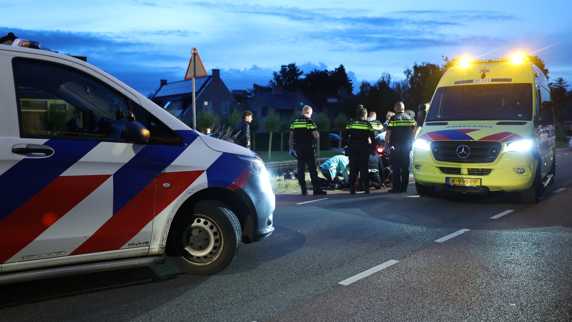 Scooterrijder gewond na botsing tegen verkeerspaal in Nootdorp