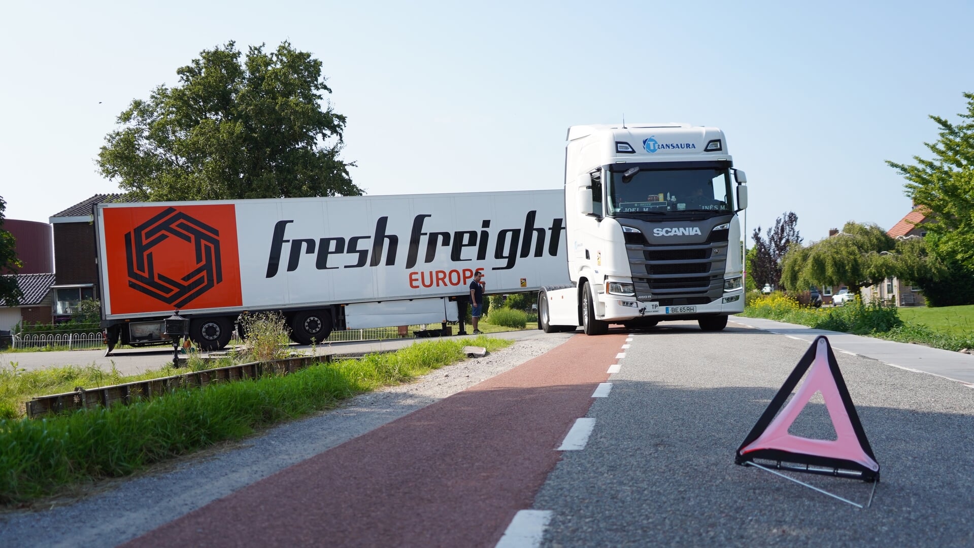 Vrachtwagencombinatie belandt deels in sloot op Nieuwkoopseweg