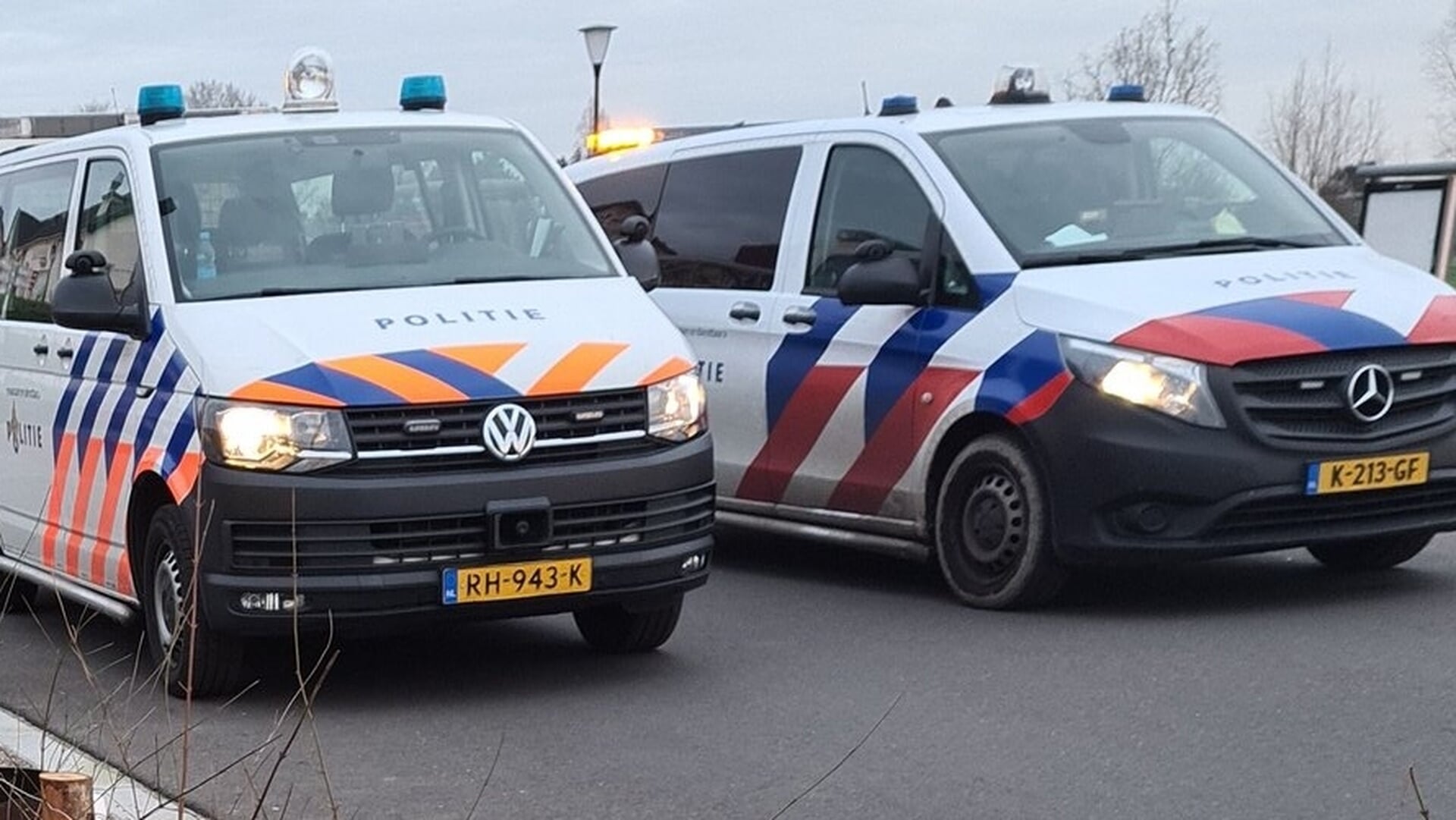 Auto slaat over de kop op de Zijdeweg in Pijnacker