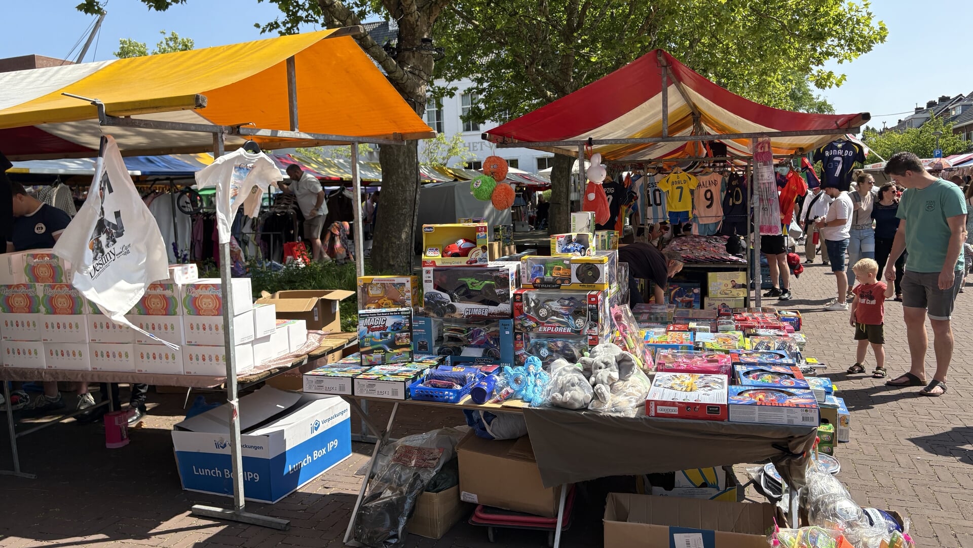 Bloempot valt van balkon tijdens jaarmarkt Pijnacker