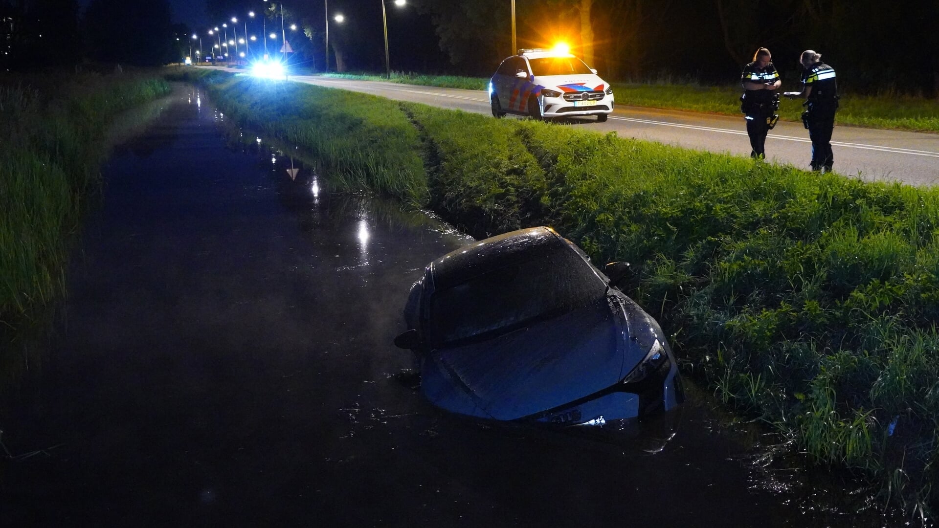 Nachtelijk ongeluk in Pijnacker: auto duikt de sloot in