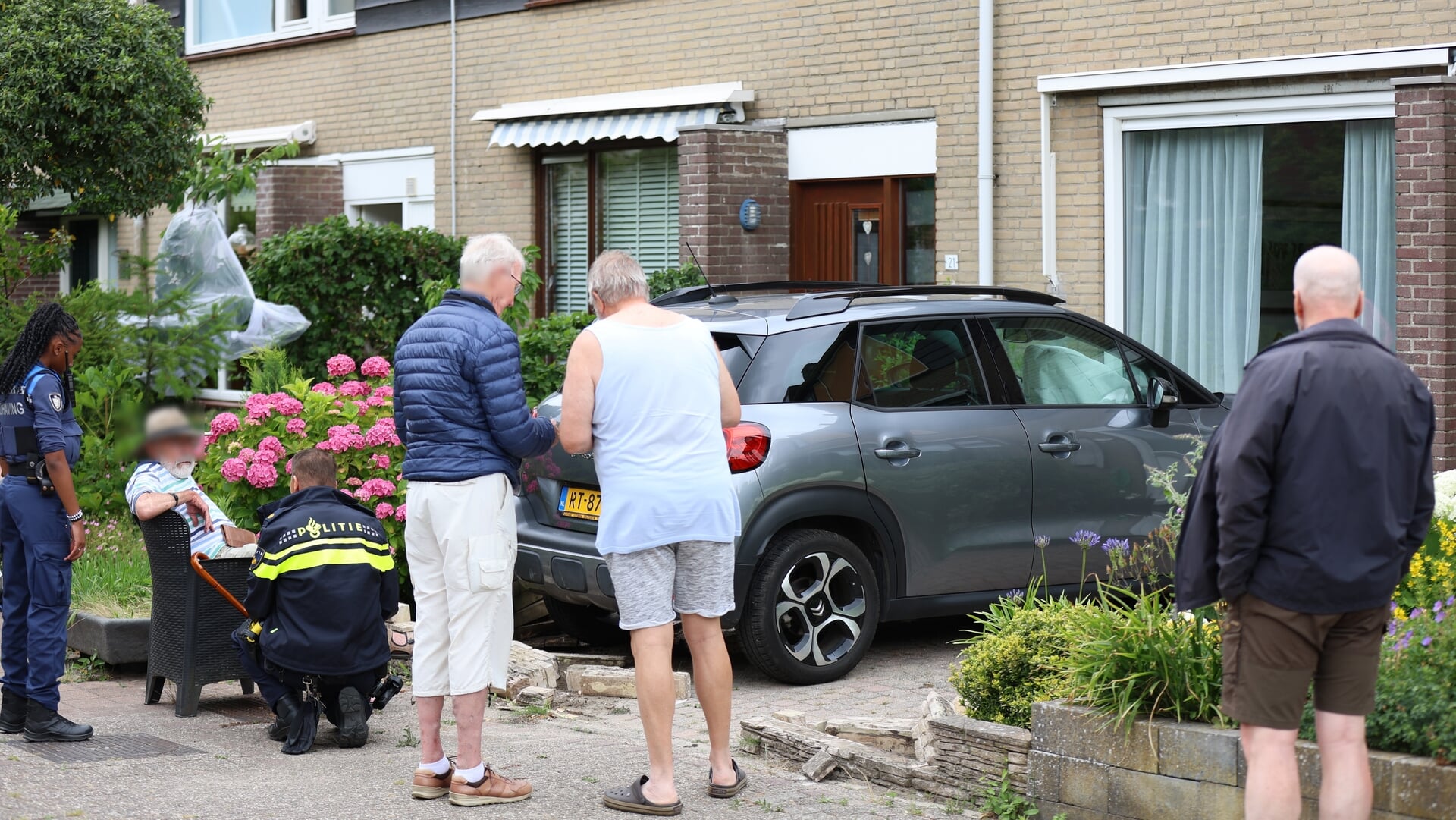 Auto belandt in voortuin