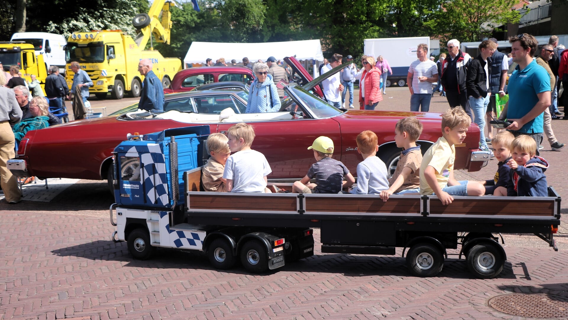 Vroeger en nu evenement in kader Sneek viert 80 jaar vrijheid trekt duizenden bezoekers