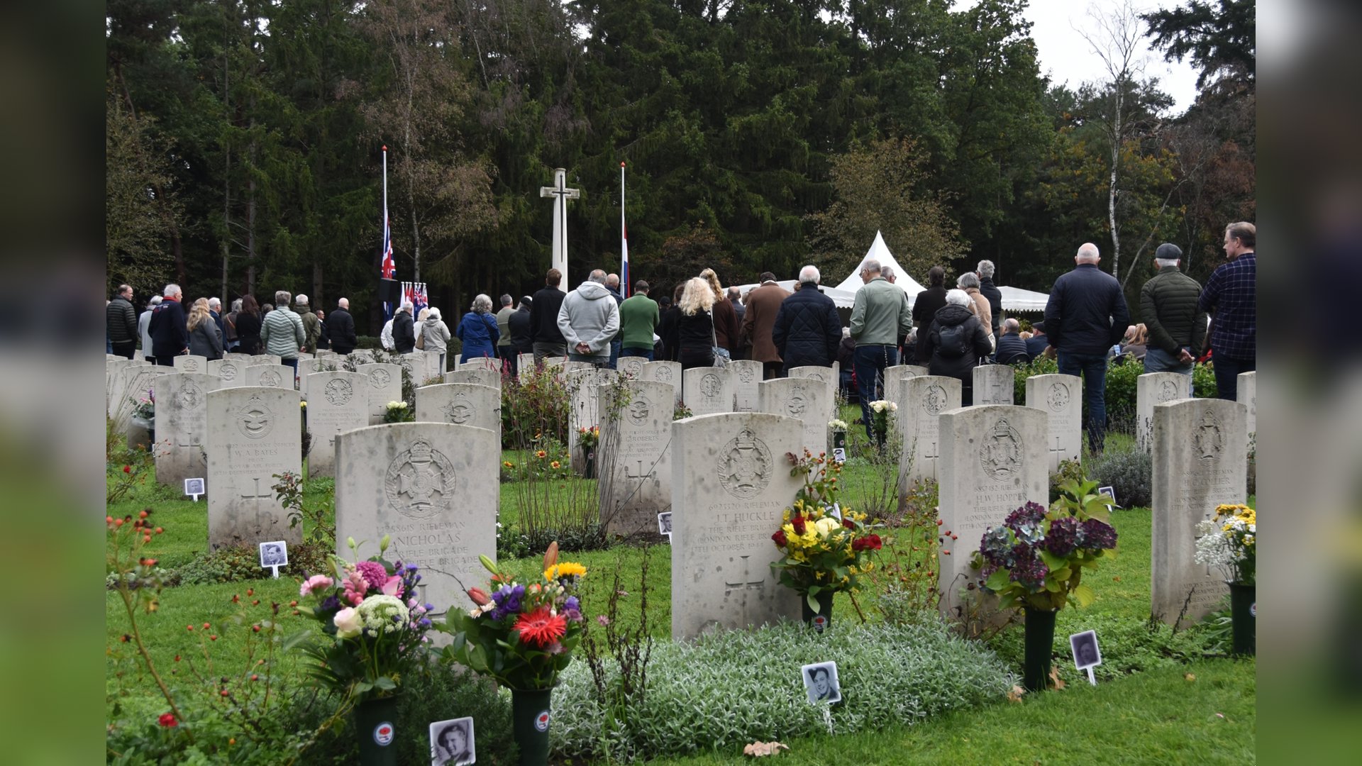 Herdenking op Engels kerkhof