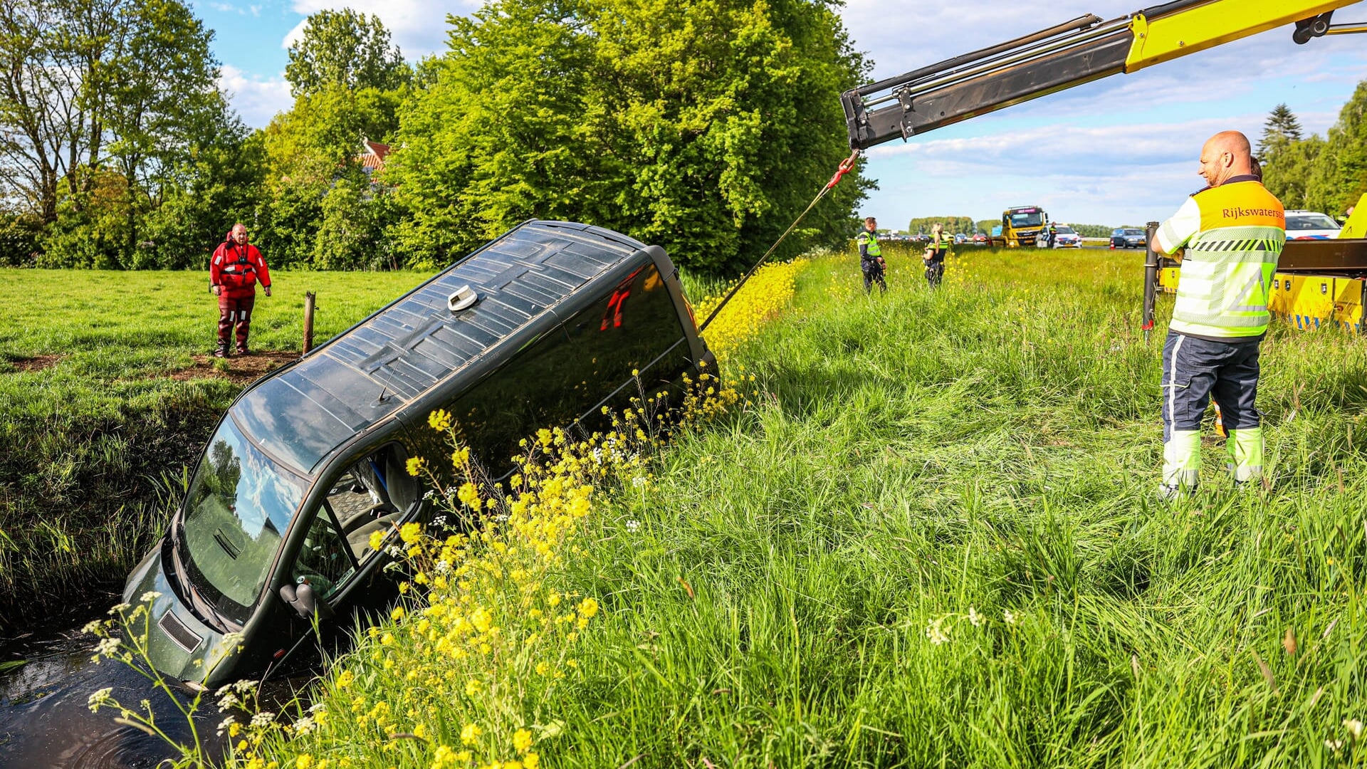 Bestuurder raakt door klapband van de weg en komt in sloot tot stilstand