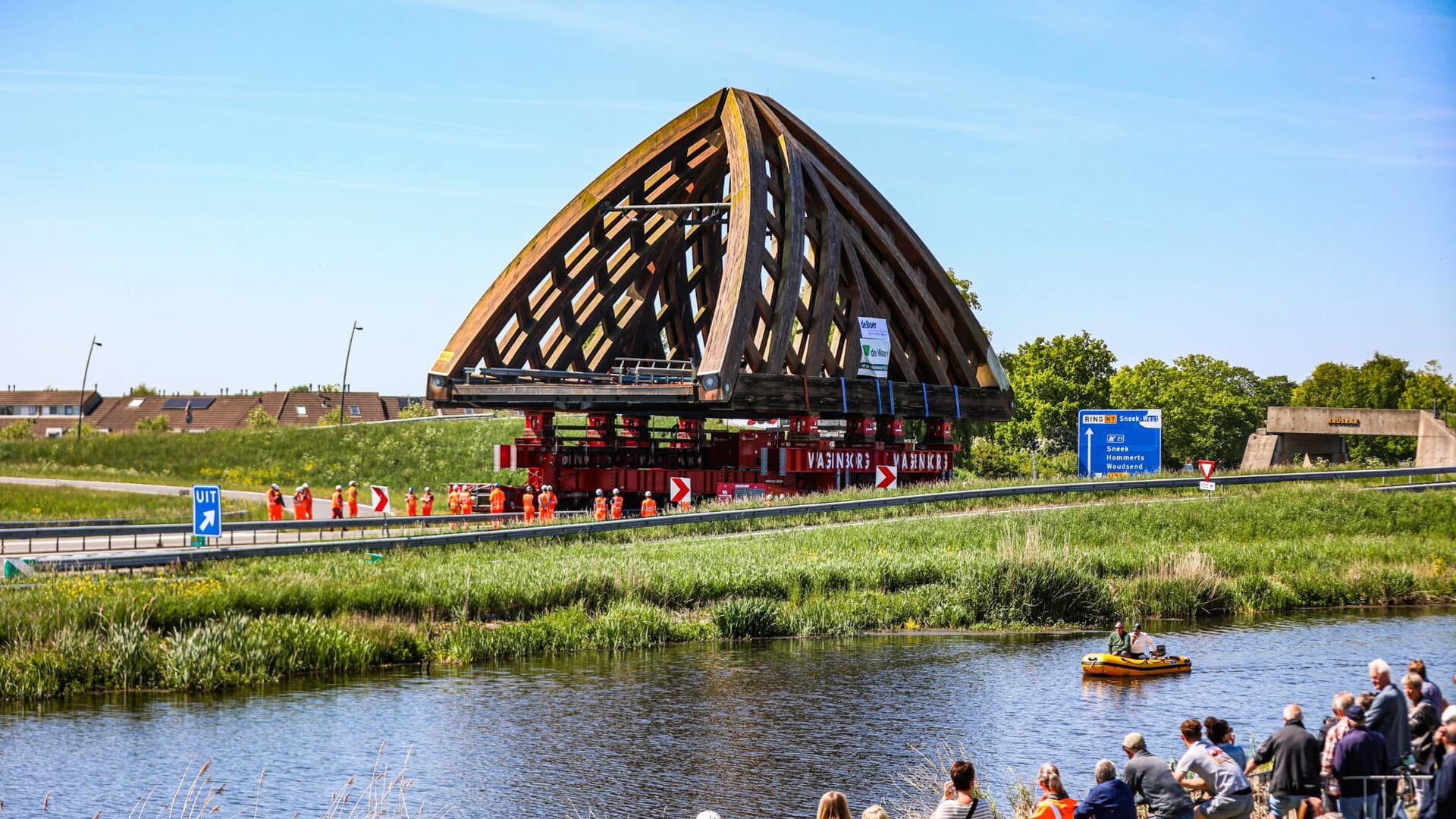 Brug Krúsrak in Sneek succesvol verplaatst voor renovatie