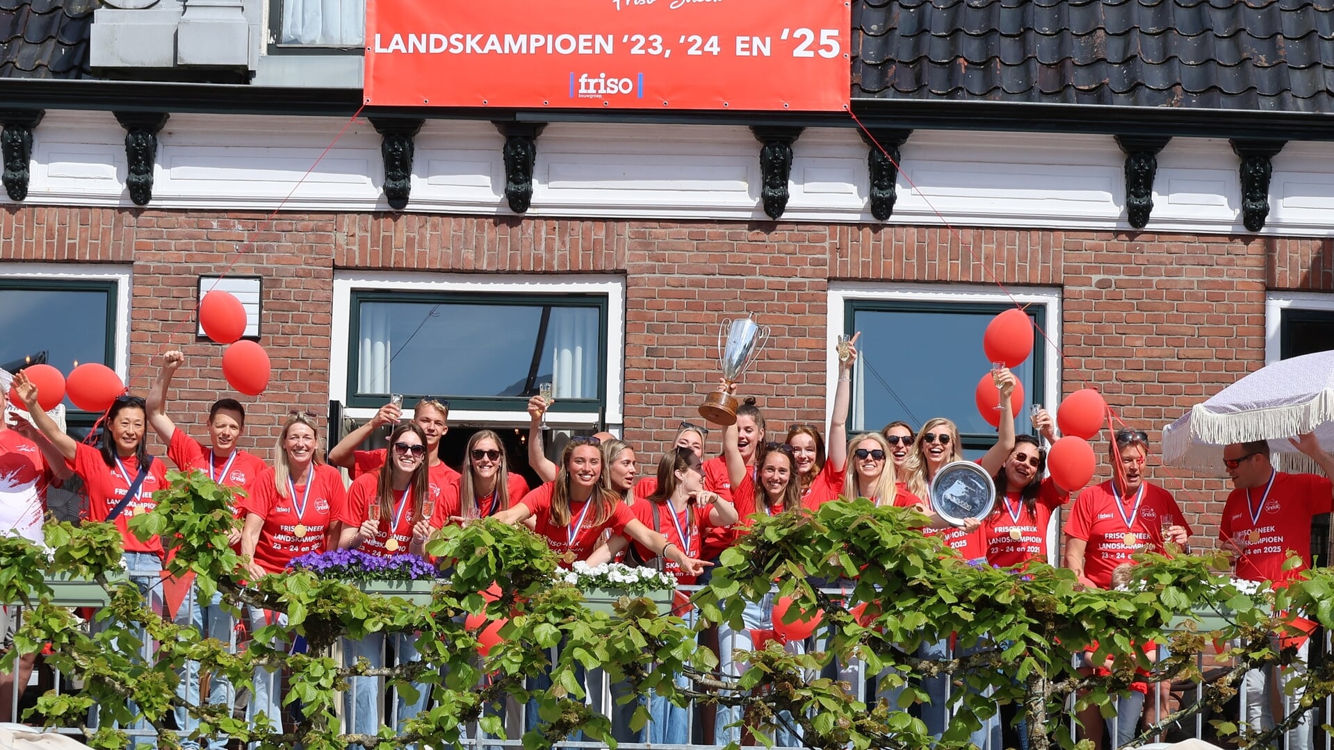 Landskampioen Friso Sneek gehuldigd in Sneek