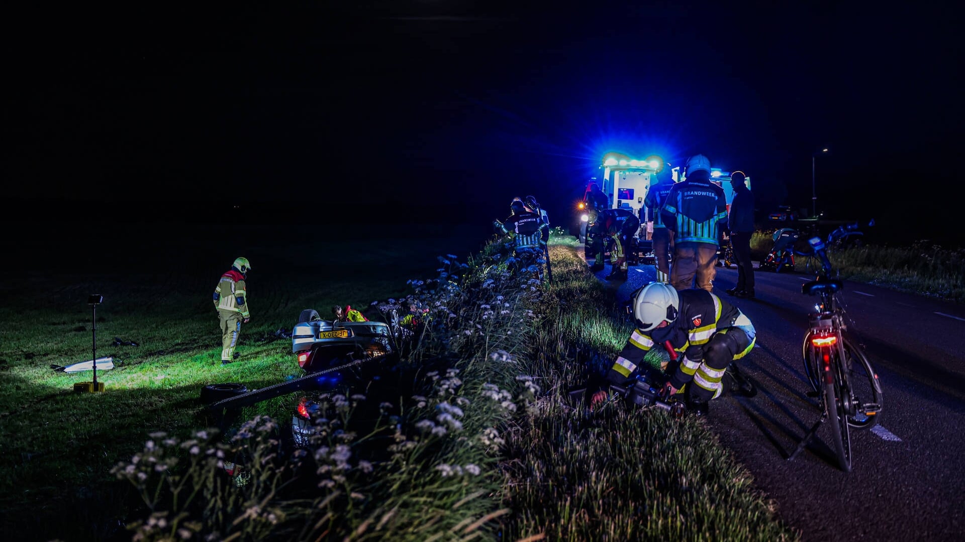 Grote zoektocht nadat auto op de kop in sloot belandt bij Oosterzee