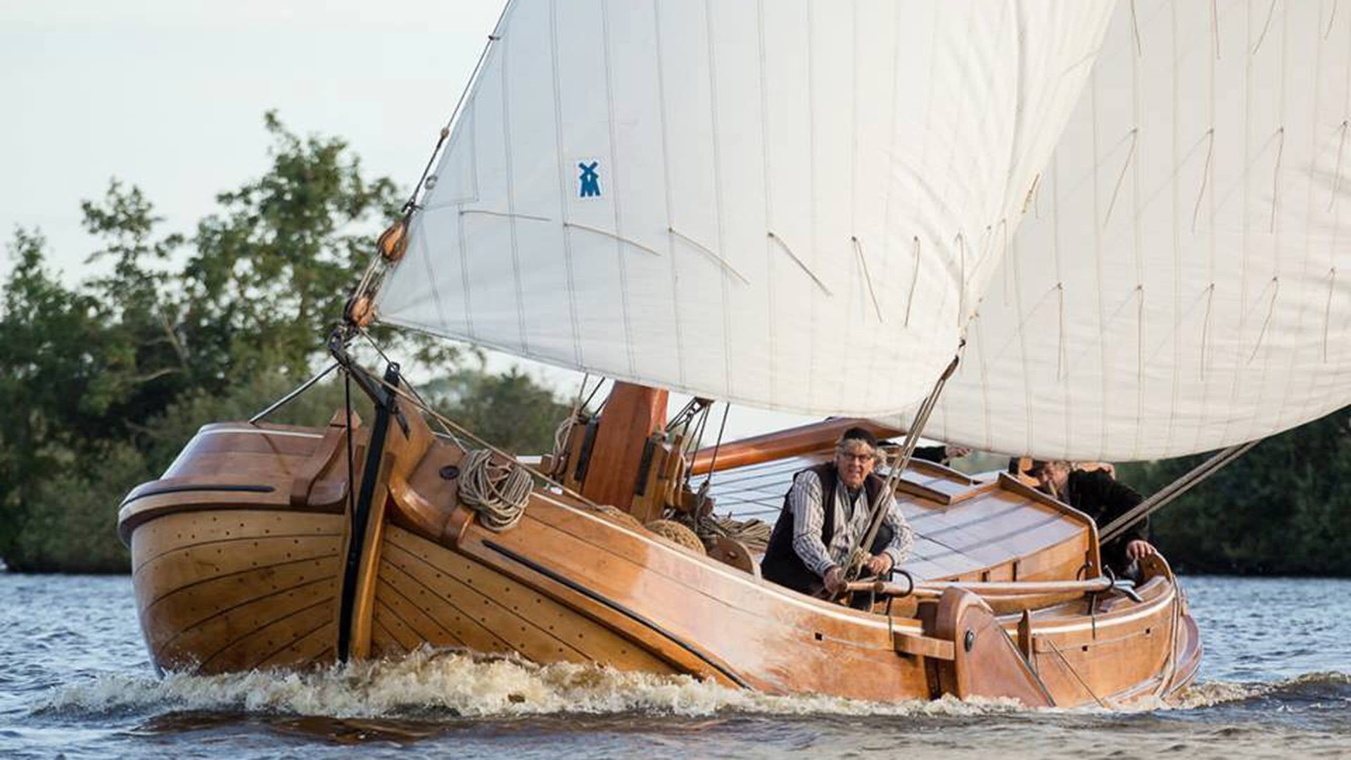 “Grûn beweecht”: boot met grond en verhalen uitzwaaien in Akkrum