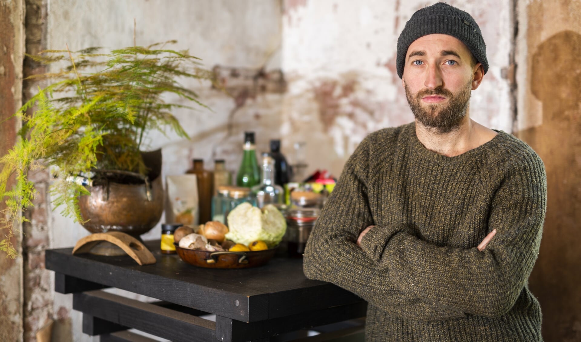Creatieveling Joost woont in een spoorhuis en stookt lokale sterke ...