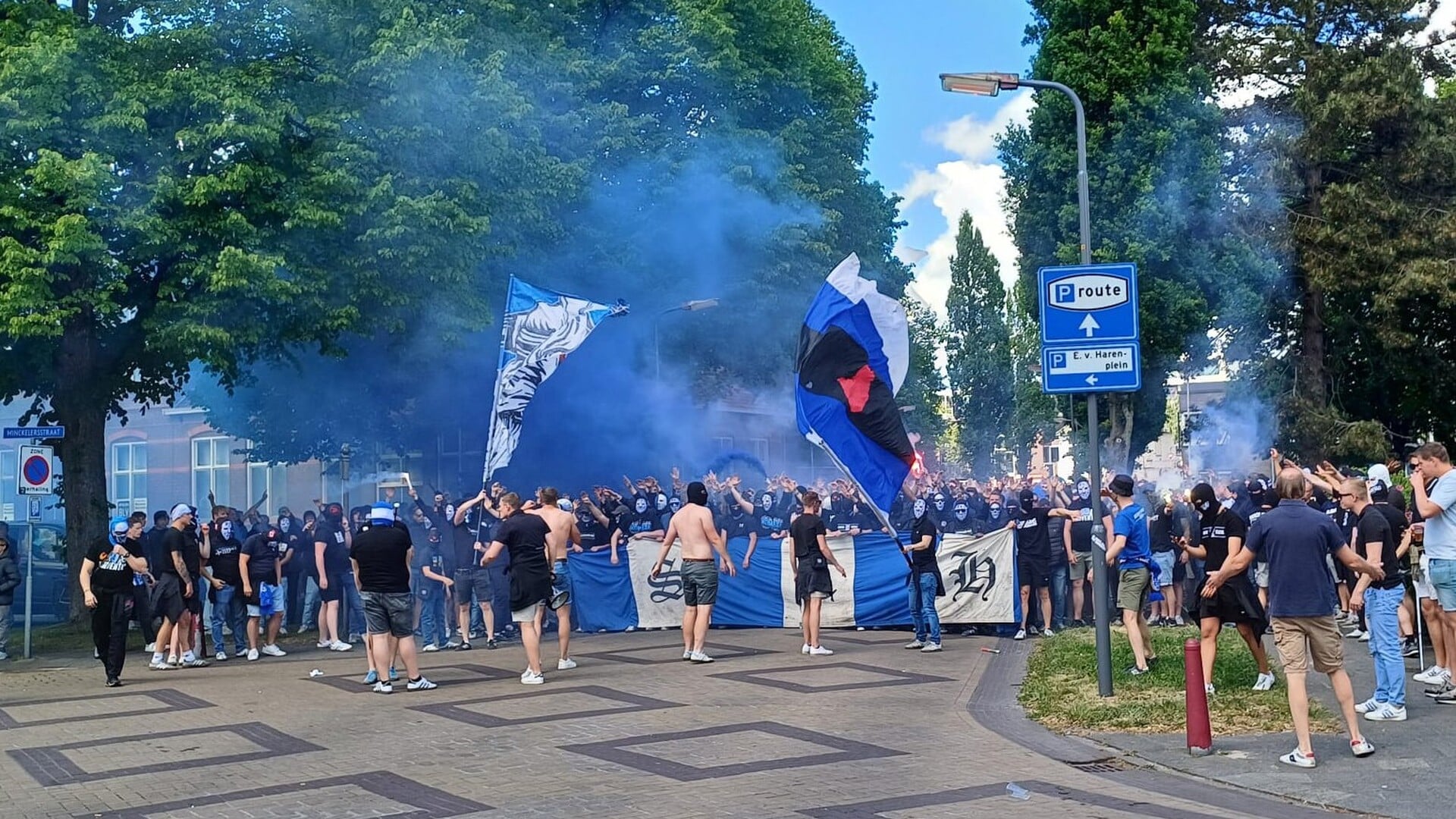 Supporters sc Heerenveen voorafgaand aan laatste thuiswedstrijd in corteo naar Abe Lenstra stadion